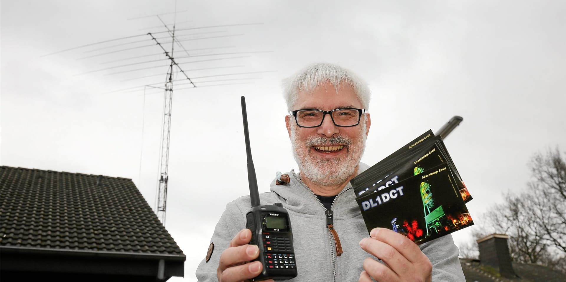 Martin Köhler – hier mit seiner aktuellen Kamener Karte, die er als Kamener Funkamateur an Kollegen in aller Welt verschickt.