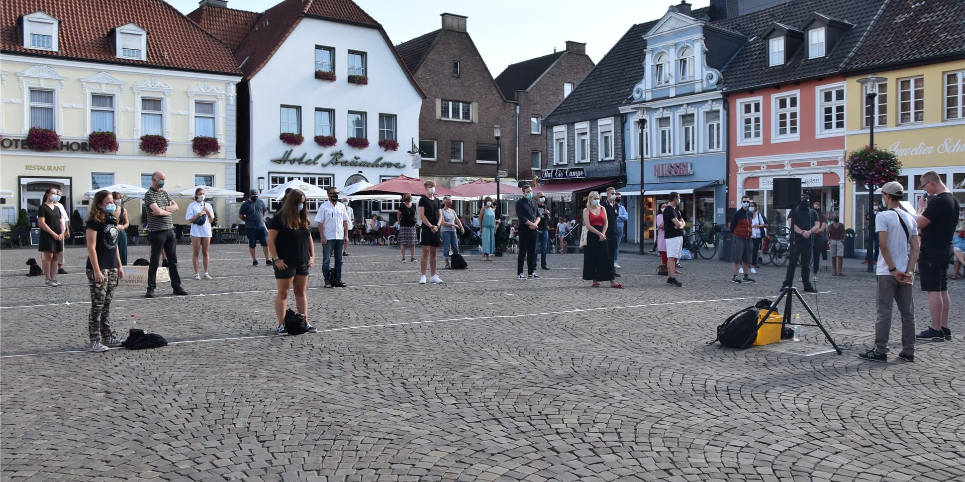 Ein Redner liest bei der Gedenkveranstaltung für die Opfer von Hanau einen Text vor. Knapp 40 Personen waren anwesend.
