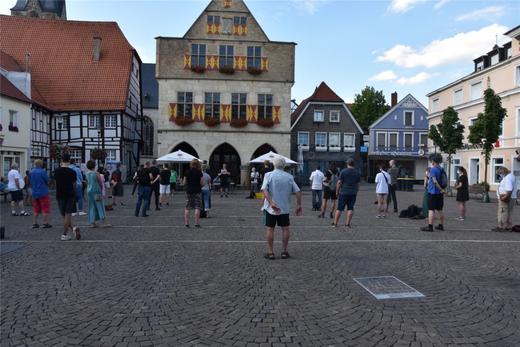 title attribut Die Teilnehmer hielten sich an die Maskenpflicht und ausreichend Abstand.