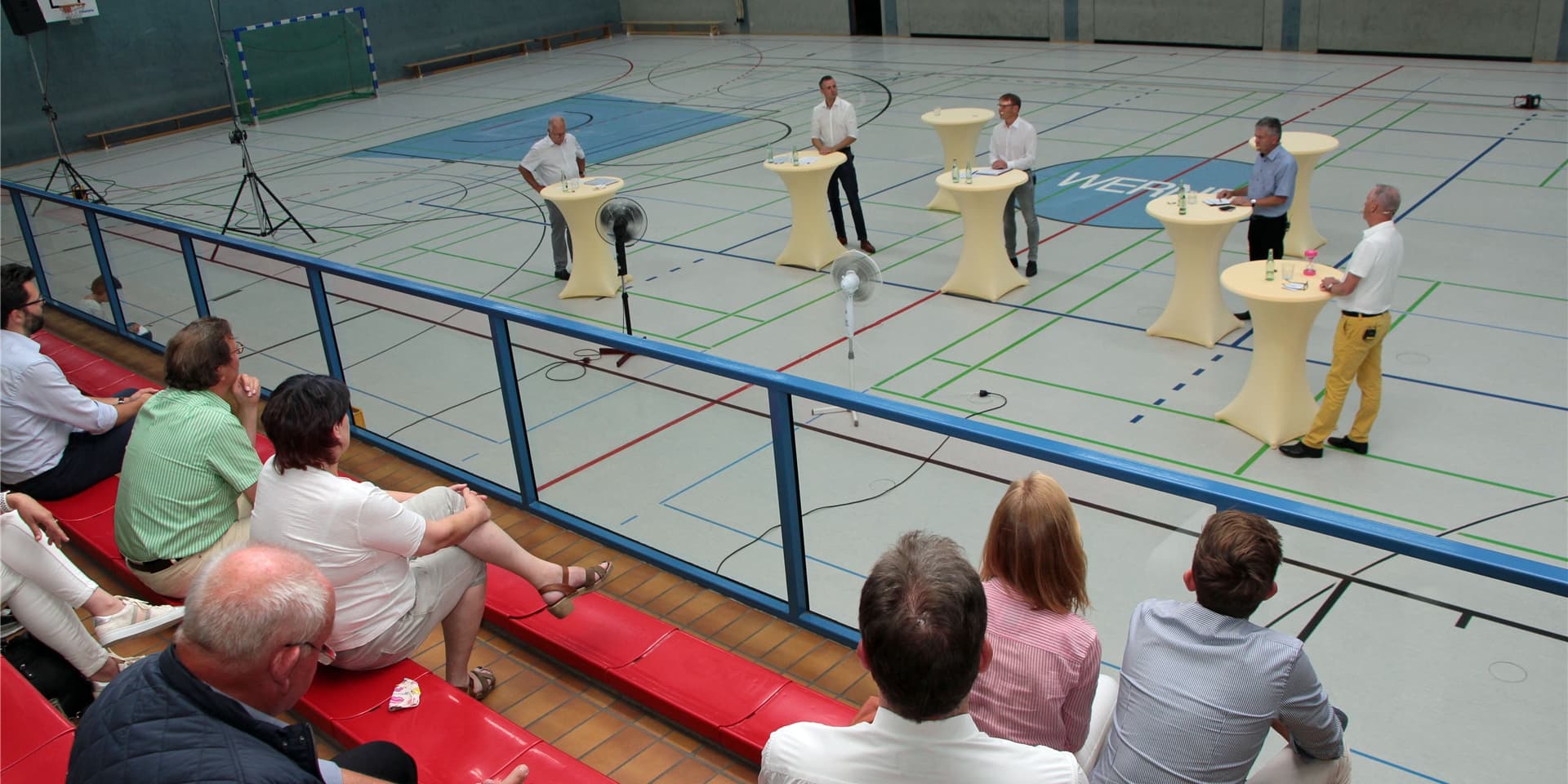 Etwa 60 Gäste schauten sich den Abend an, 100 hätten unter Corona-Bedingungen in die Ballsporthalle gepasst.