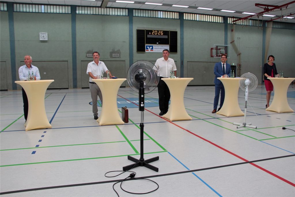 title attribut Es war warm in der Ballsporthalle am Mittwochabend. Ventilatoren kühlten die Debattierer, hier die Landrats-Kandidaten, etwas ab.