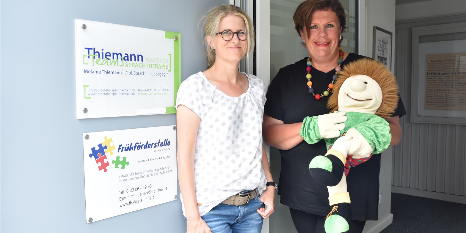 Melanie Thiemann (v.l.) von der gleichnamigen Praxis für Sprachtherapie und Ruth Lammers von der Frühförderstelle im Kreis Unna mit der Puppe Max.