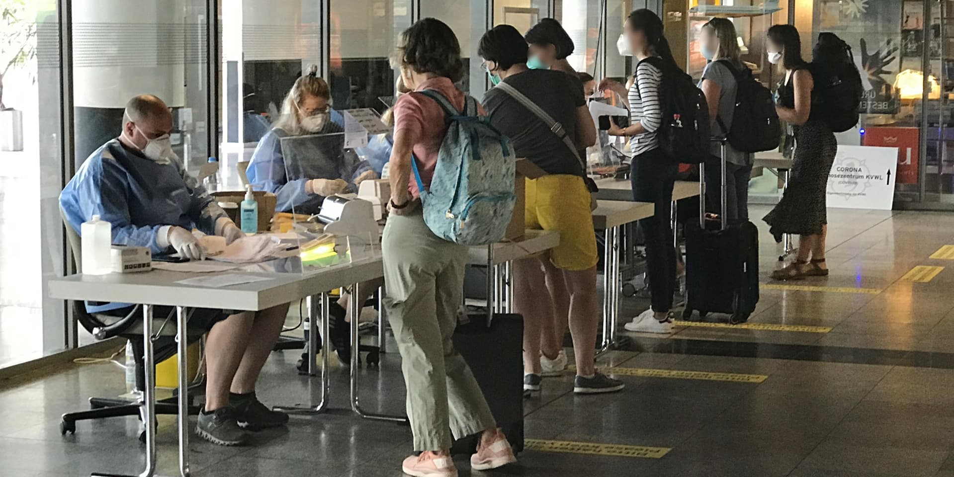 Hunderte Passagiere lassen sich jeden Tag am Flughafen Dortmund auf das Coronavirus testen.