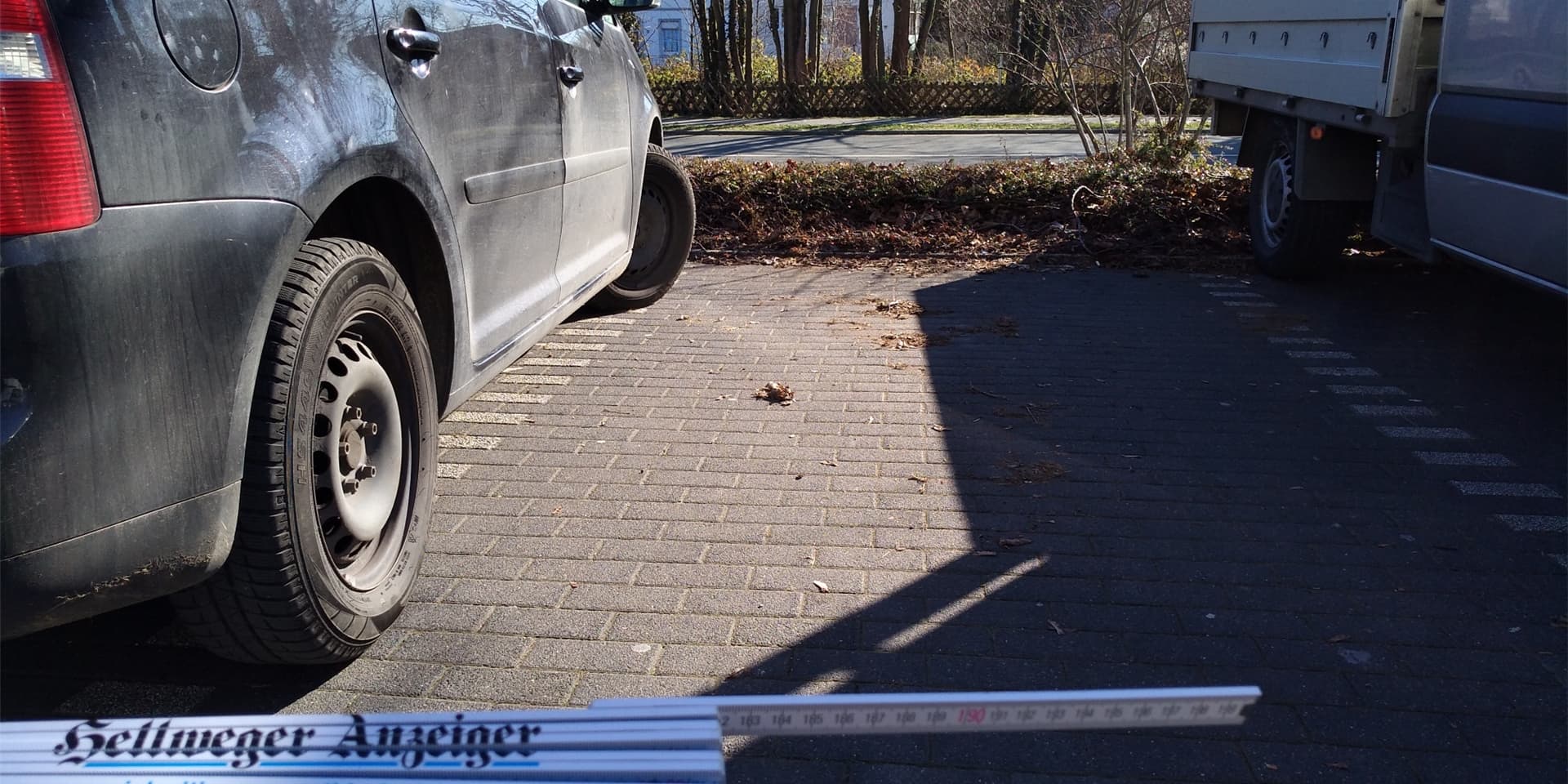 Nicht nur SUVs ragen in den Parkbuchten über die Linien der Parkbuchten.