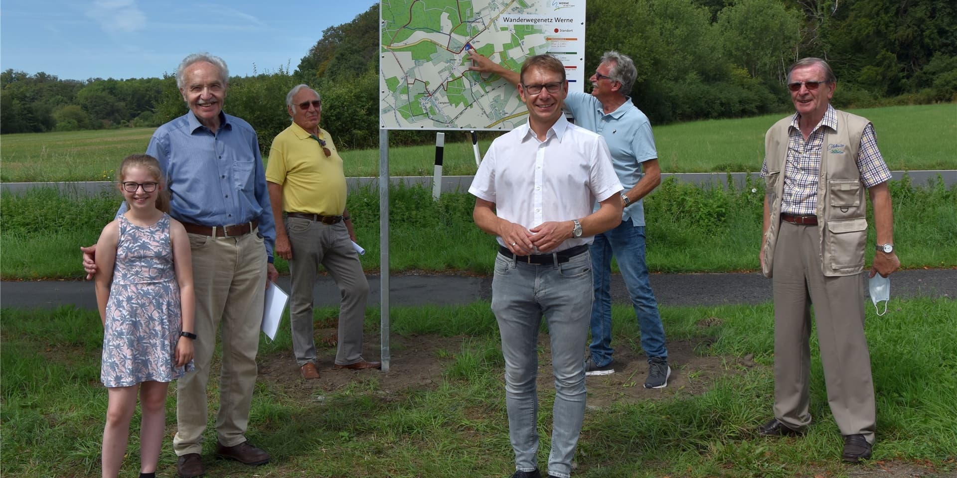 Bernhard Wesselmann (v.l.) mit seiner Enkeltochter Sarah, Udo Henkelmann, Lothar Christ, Gisbert Bensch und Jürgen Erdmann an der Wandertafel an der Varnhöveler Straße.