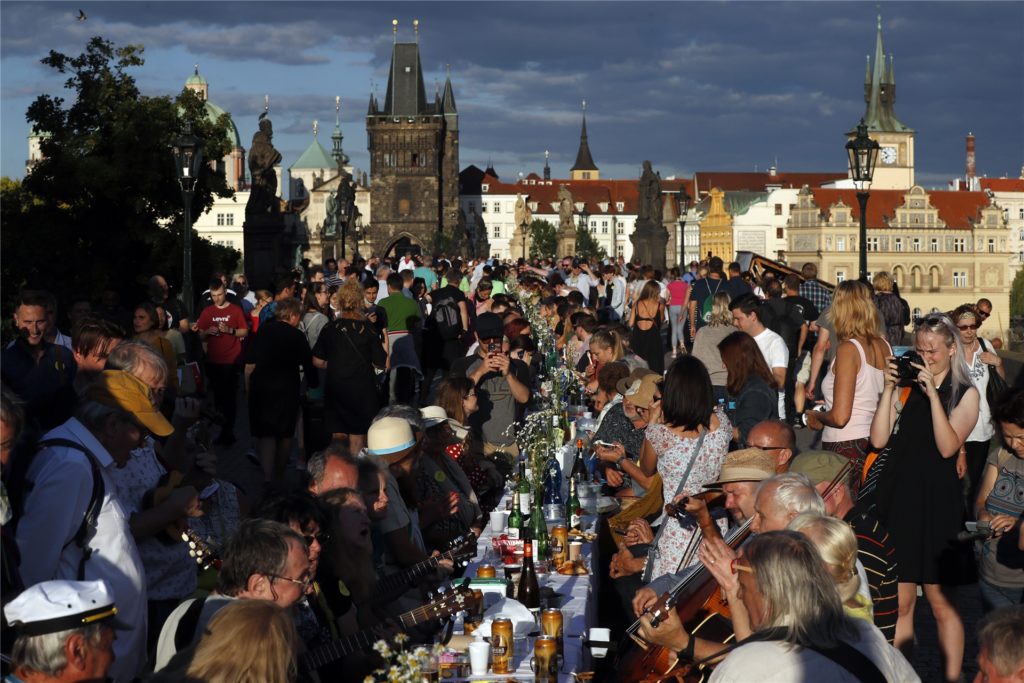 title attribut Die Prager feierten mit einer 500 Meter langen Tafel Ende Juni das Ende der Maskenpflicht.