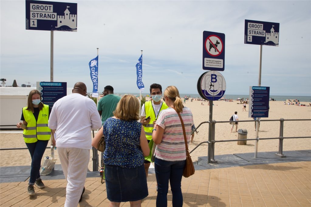 title attribut Besucher eines Strandes im belgischen Ostende müssen sich für einen Platz am Eingang registrieren lassen.