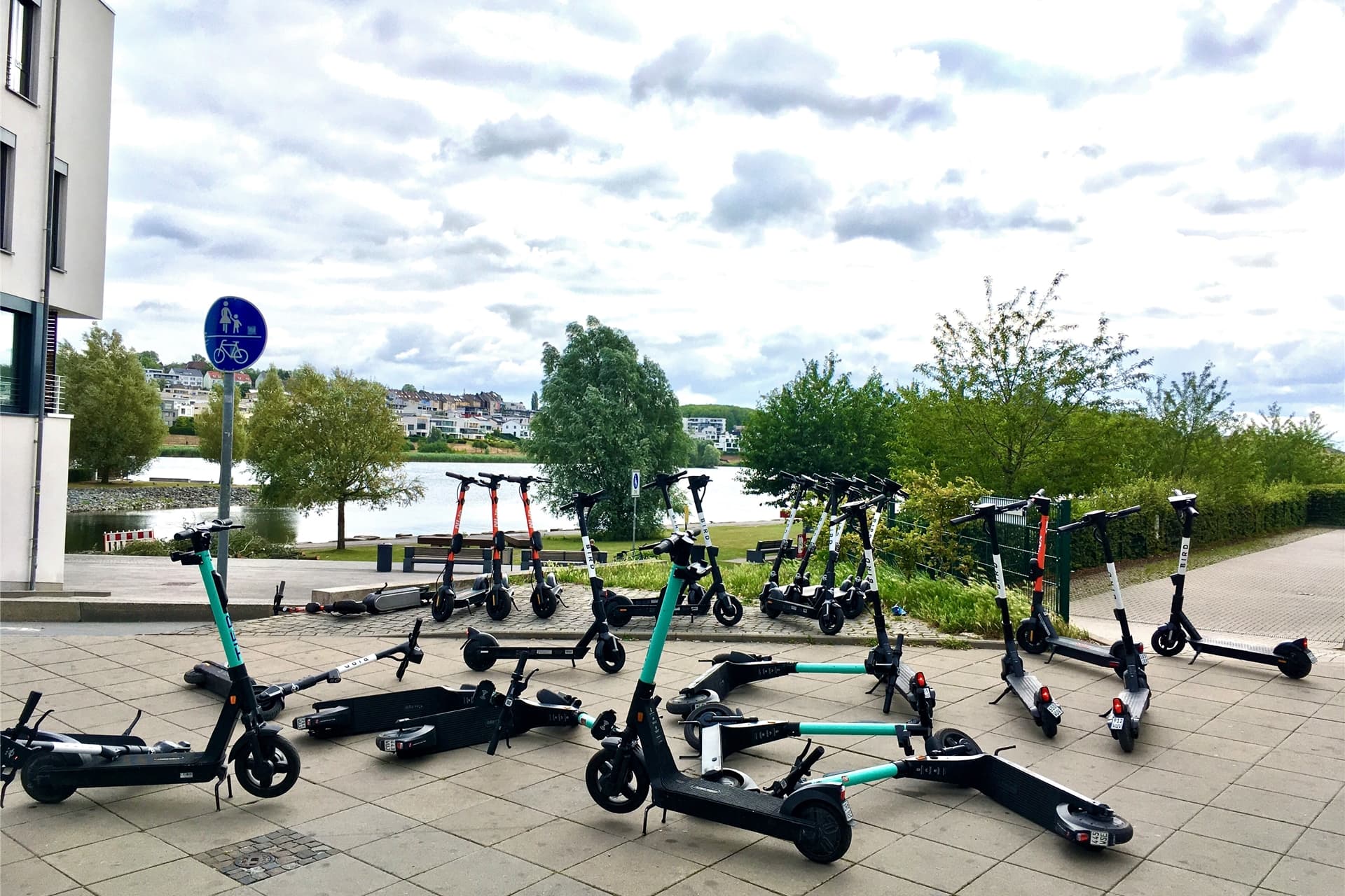 Weil am Phoenix-See massenhaft E-Scooter durcheinander stehen und liegen, ist dort testweise eine Zone mit stationsgebundenen E-Scootern vorgesehen.