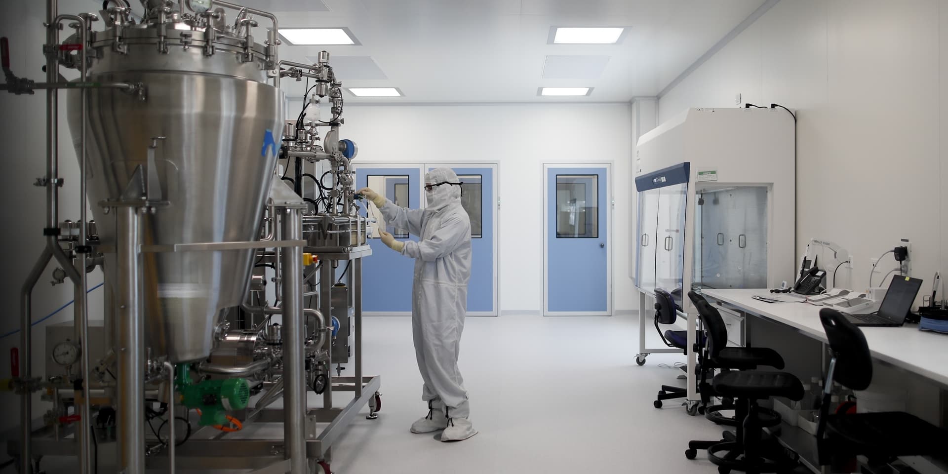 Ein Labortechniker arbeitet bei der Firma mAbxience. Der von Forschern aus Oxford entwickelte Impfstoffkandidat gegen das Coronavirus soll in Argentinien und Mexiko für Lateinamerika hergestellt werden.