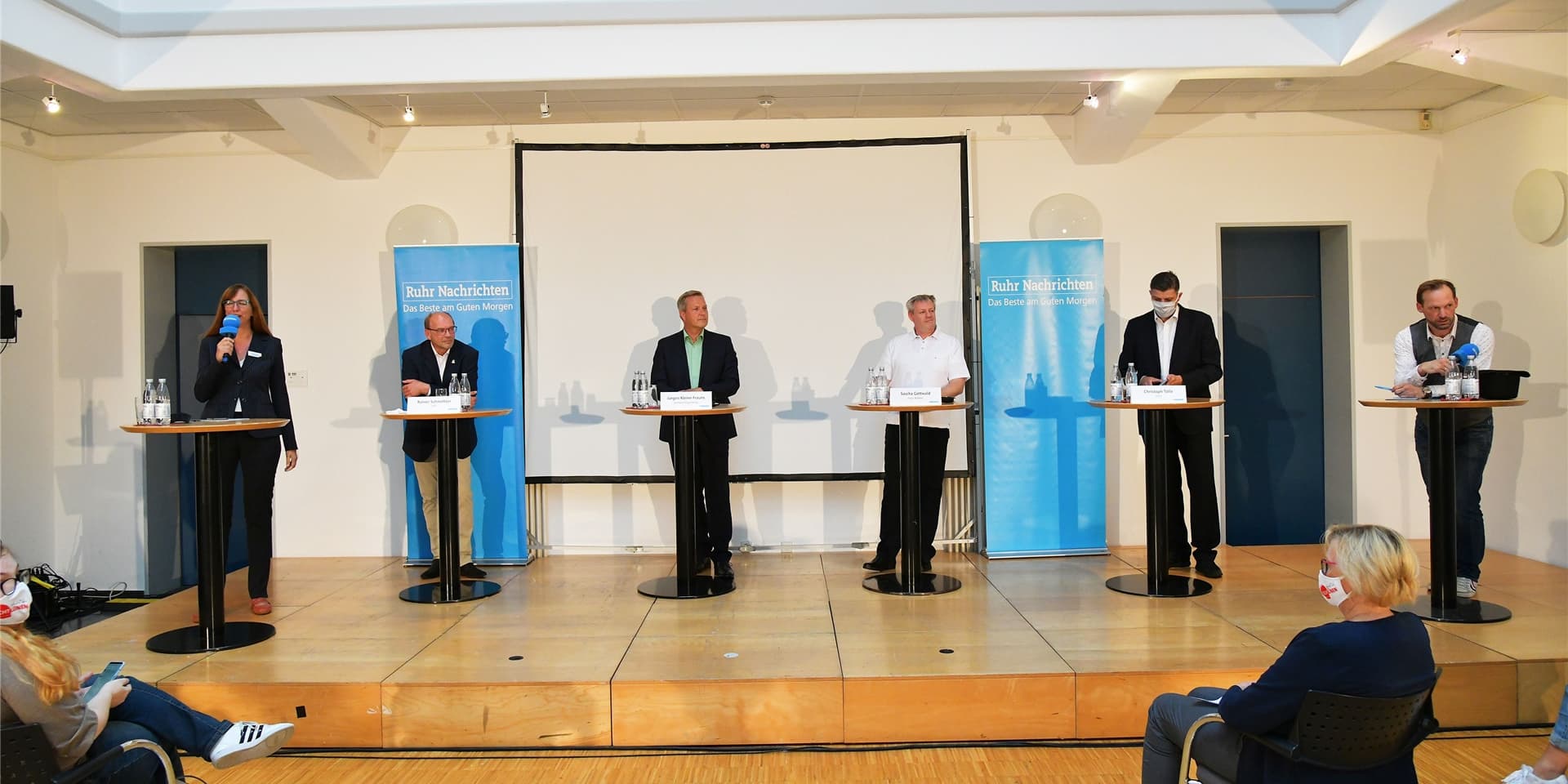 Bei der Podiumsdiskussion im Lichtsaal des Lüntec stellten sich die Kandidaten Rainer Schmeltzer (v.l.), Jürgen Kleine-Frauns, Sascha Gottwald und Christoph Tölle den Thesen unserer Redaktion, vorgetragen von Redaktionsleiterin Sylvia vom Hofe (l.) und Daniel Claeßen (r.) sowie den Fragen der Leserinnen und Leser.