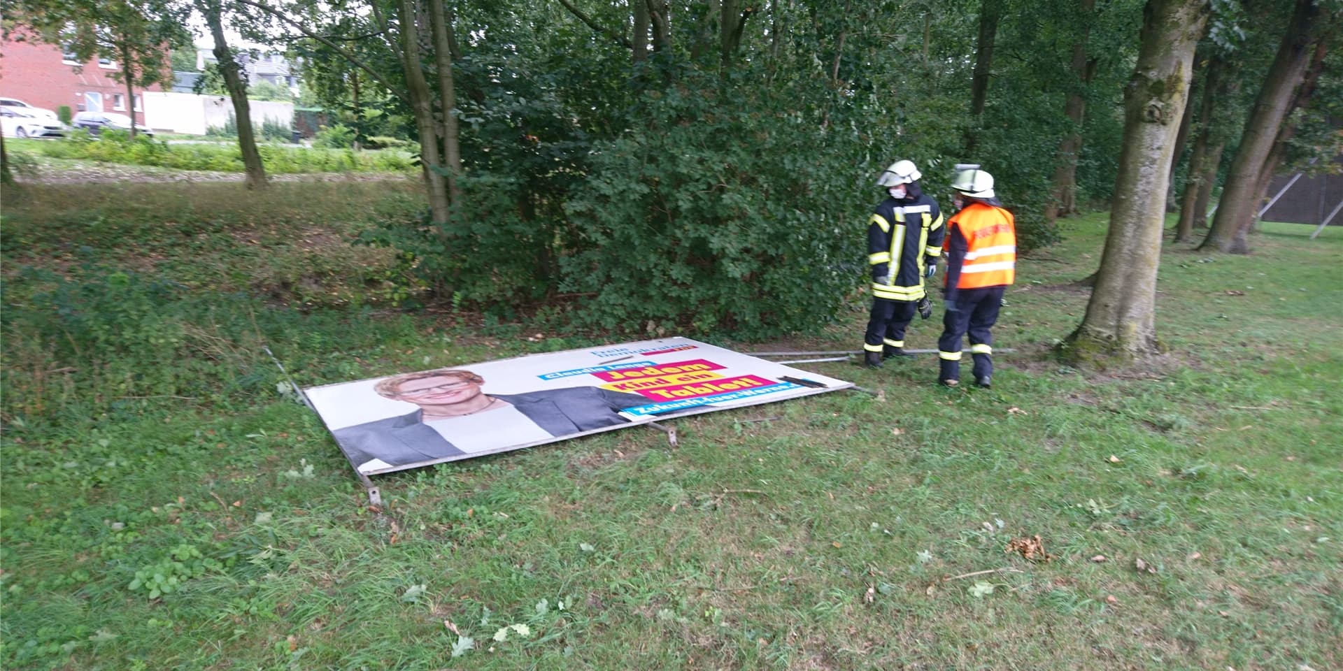 Die Wahlwerbetafel wurde von der Feuerwehr flach in die Böschung gelegt, um dem Wind keinen Widerstand leisten zu können.
