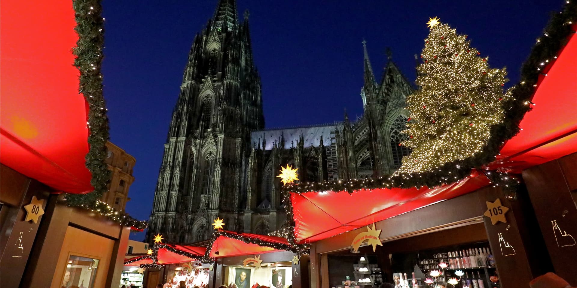 Der berühmte Weihnachtsmarkt am Kölner Dom fällt wegen der Corona-Pandemie in diesem Jahr aus. (Archivbild)