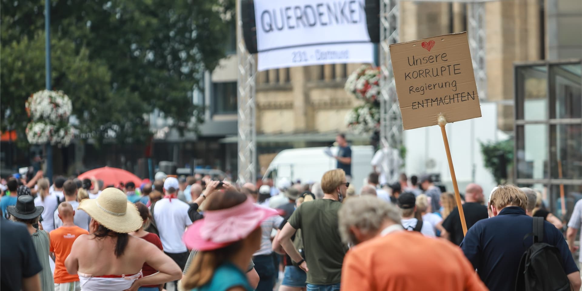 Der Polizist aus Hannover sprach vor rund 2800 Zuhörern aus ganz Deutschland auf dem Hansaplatz.