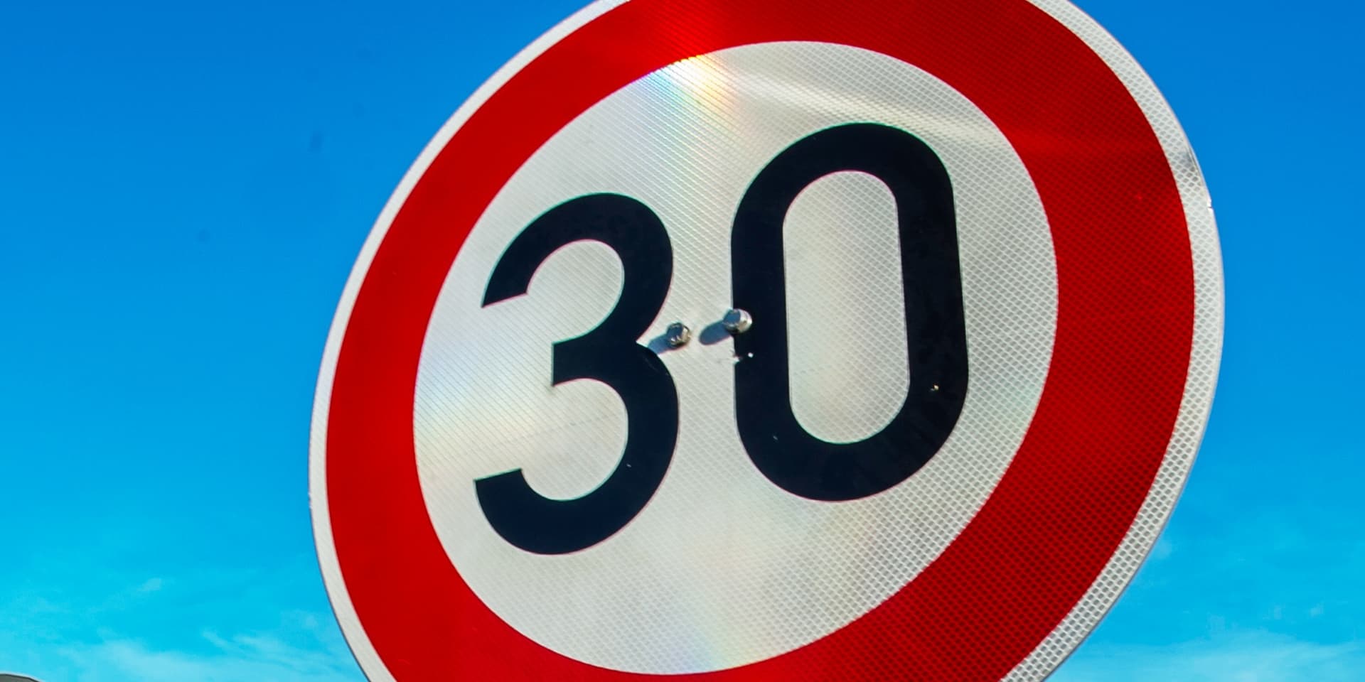 Immer mehr Städte führen Tempo-30-Zonen ein. Kontrovers disktuiert wird, ob das auch für Hauptverkehrsstraßen gelten soll.