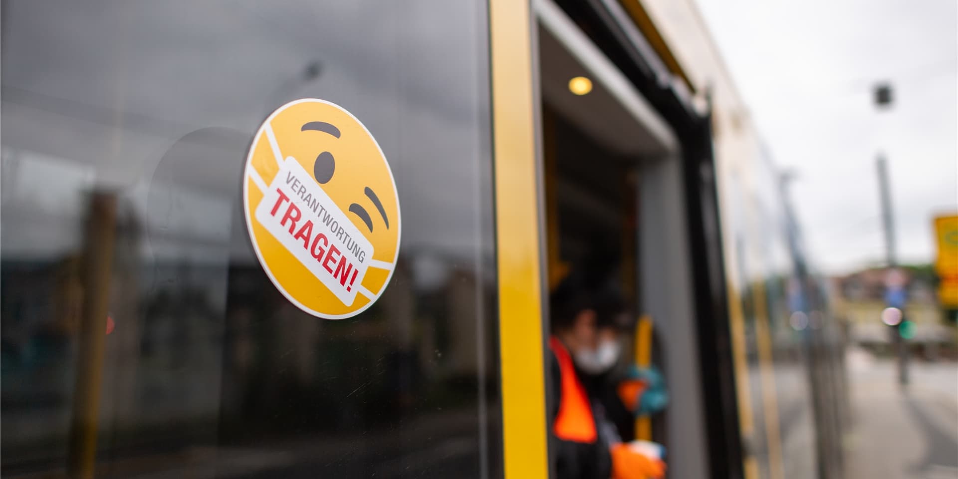 Zwei Männer sollen in Esslingen einen Busfahrer attackiert haben, nachdem er sie auf die Maskenpflicht hinwies. (Symbolbild)