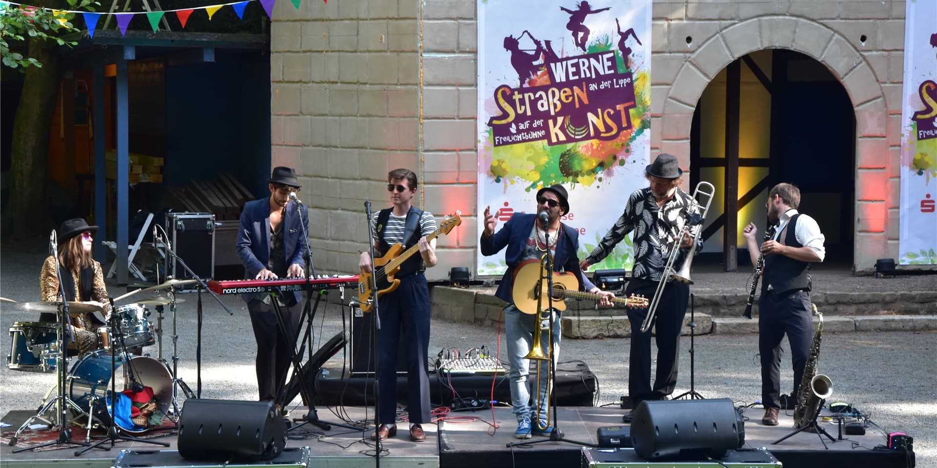 Die schwedische Band Faela bei einem ihrer Auftritte beim Straßenkunstfestival in der Freilichtbühne Werne.