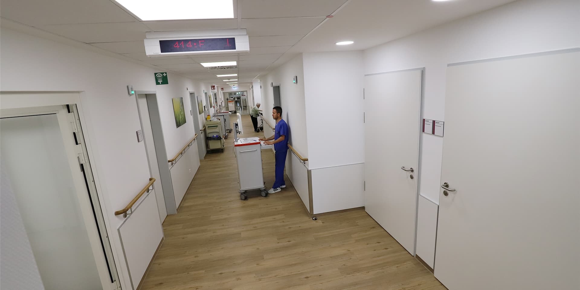 Einfach ins Krankenhaus hineinspazieren und zu Patientenzimmern gehen ist weiterhin nicht erlaubt.