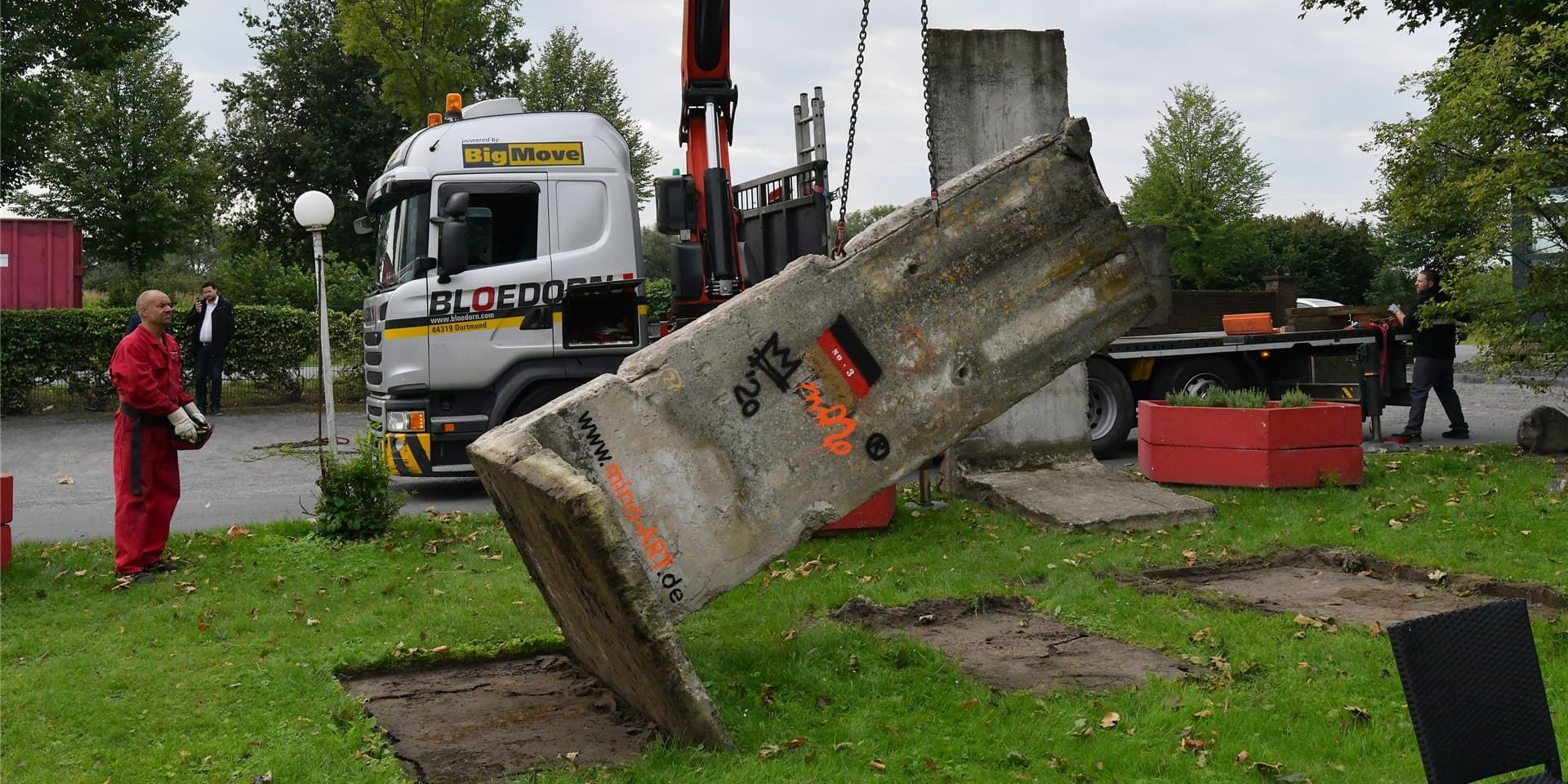 Die Elemente der Berliner Mauer standen ursprünglich am Potsdamer Platz. Sie zogen am 1. September von Lünen nach Dortmund zu Lensing Media um.