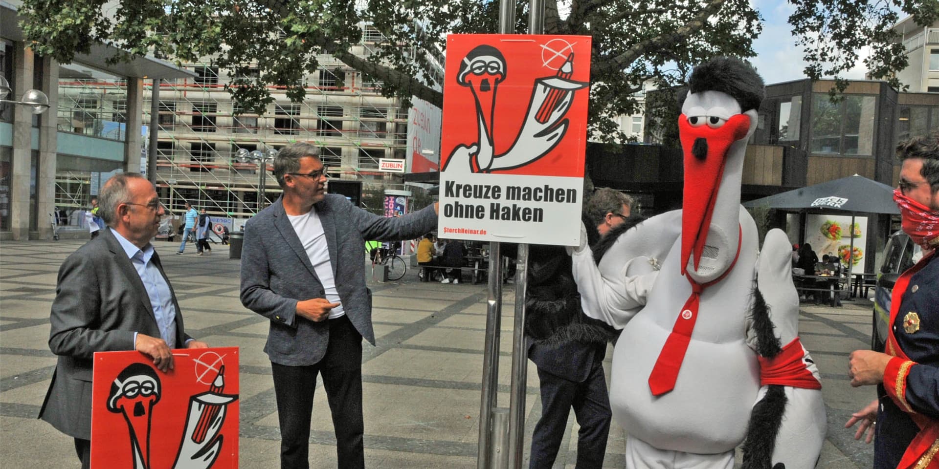 Die Figur Storch Heinar war am Dienstag (1.9.) bei einem Wahlkampftermin dabei, hier im Bild mit SPD-Bundeschef Norbert Walter-Borjans (l.) und dem SPD-Oberbürgermeisterkandidaten Thomas Westphal (2. v.l.).