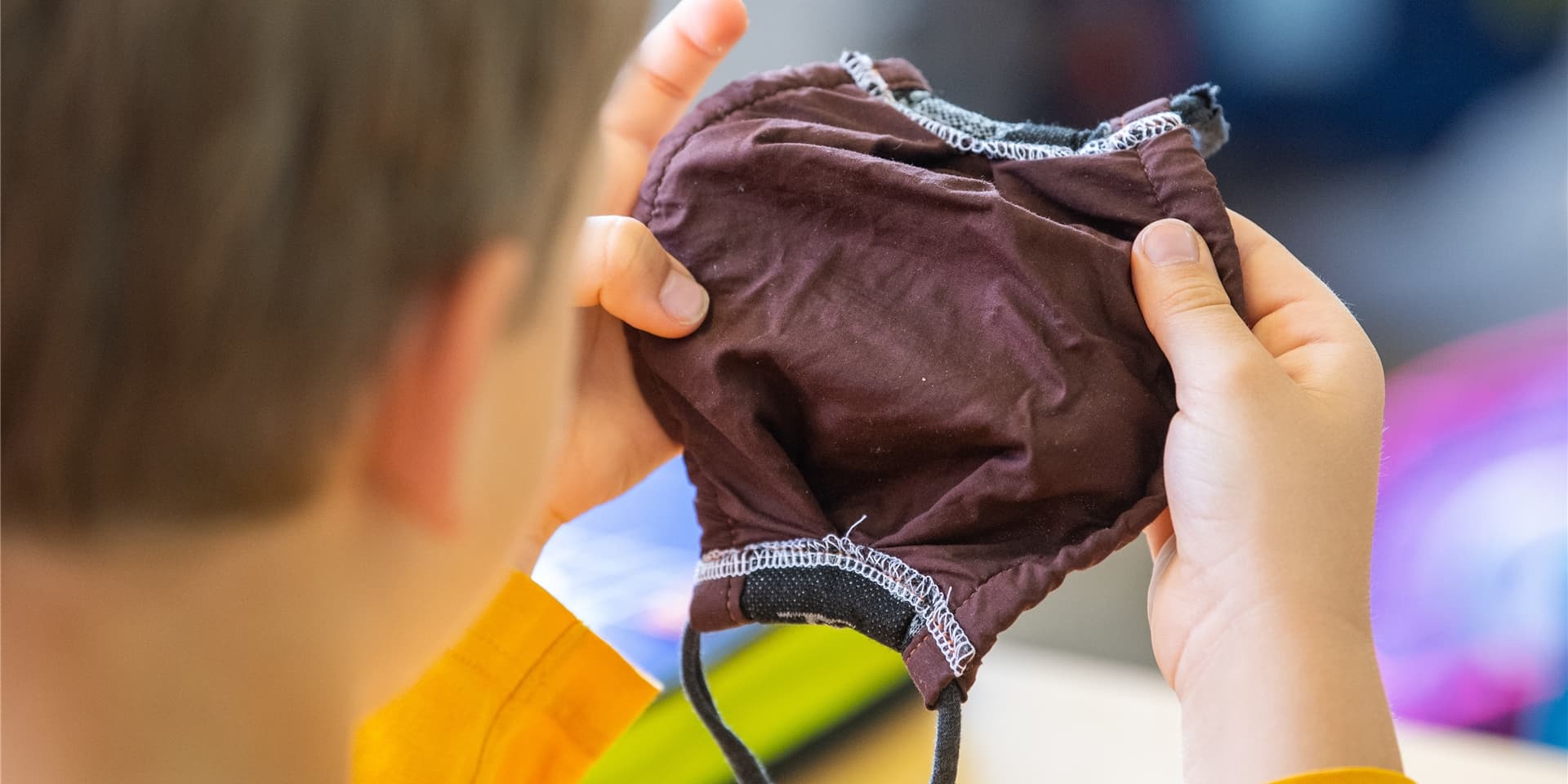 Maske im Unterricht: Die Regelungen in Dortmund gleichen am 1. September einem Flickenteppich. Wie geht es Schülerinnen und Schülern damit? (Symbolbild)