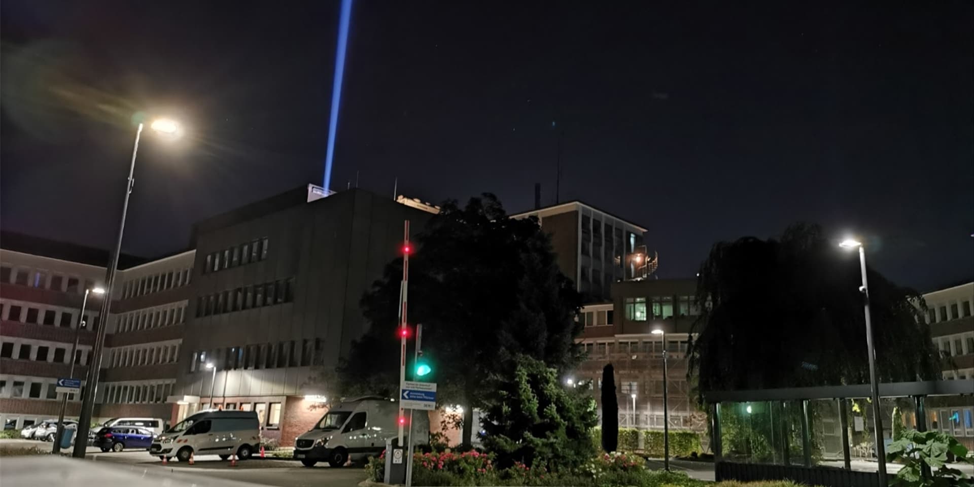 Von der Zentrale des Energieversorgers DEW21 strahlte eine weithin sichtbare Lichtsäule in den Dortmunder Nachthimmel.