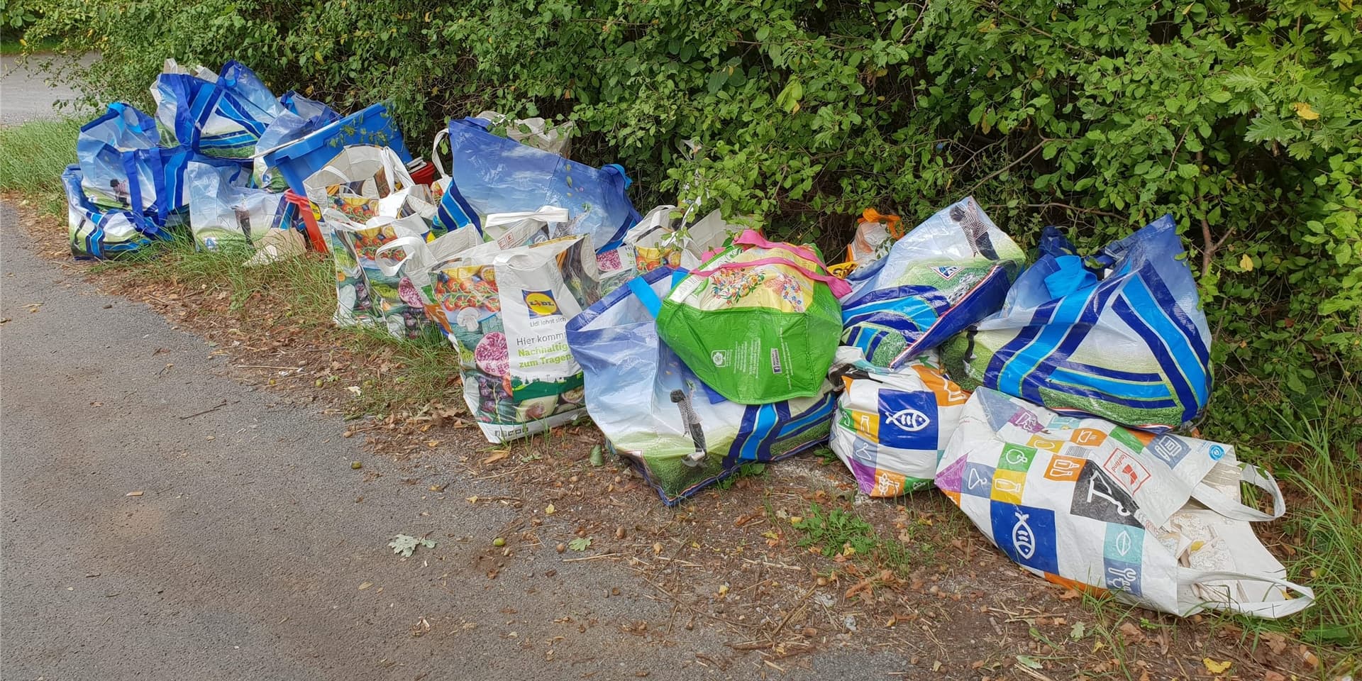 Diese circa 20 Plastiktüten, gefüllt mit Fliesen, Bauschutt und Laminatresten, standen am Schieferkamp in Werne-Langern.