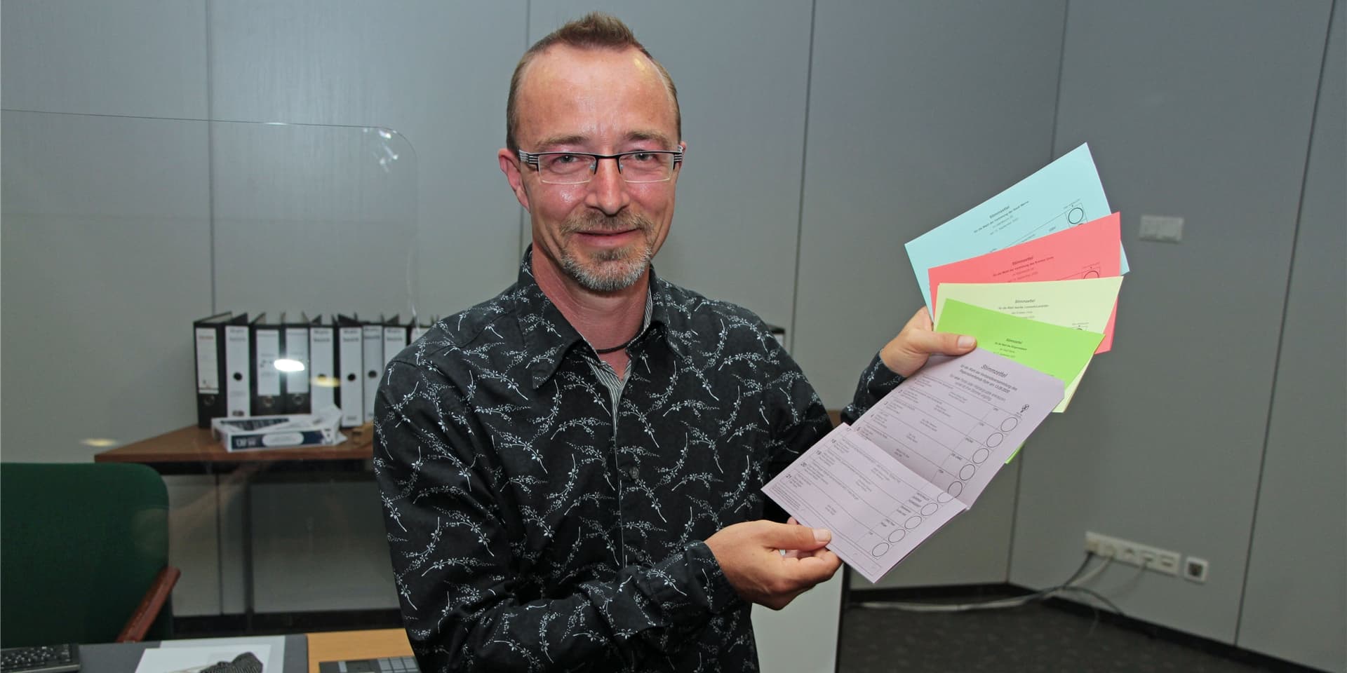 Wahlorganisator Sven Henning zeigt die fünf Stimmzettel für die Wahl (Stadtrat und Bürgermeister Werne, Kreistag und Landrat Kreis Unna, RVR-Parlament).