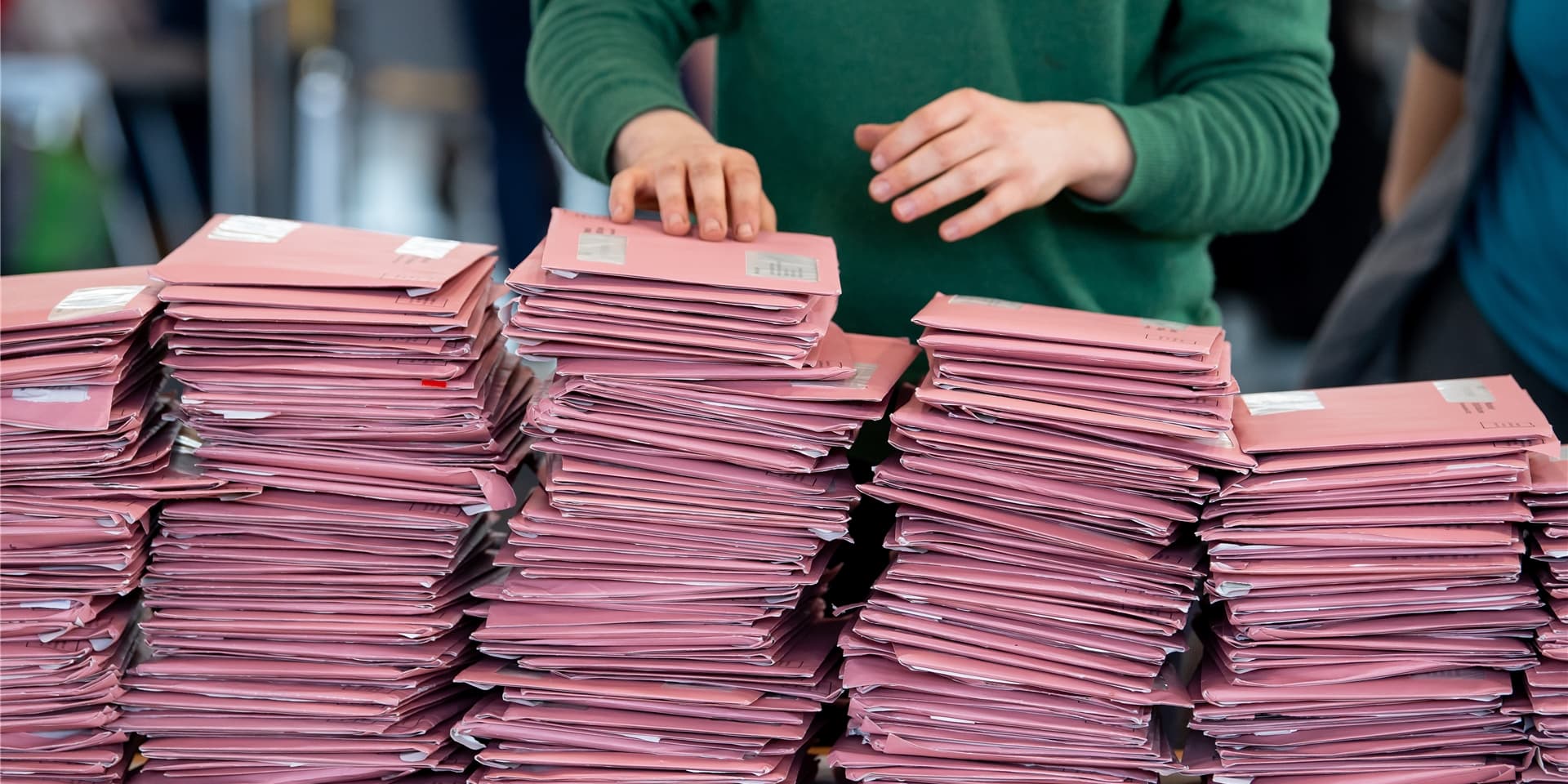 Stapelweise Briefe – Die Briefwahl ist bei der Kommunalwahl 2020 beliebt, auch in Schwerte.