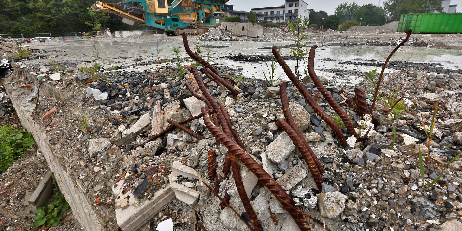 Auf der Fläche der ehemaligen Turmarkaden in Bergkamen ragt Metall aus den Abrisstrümmern. Die Eigentümerin, die Hilee B GmbH, hat die Arbeiten vorerst eingestellt, wie ihr Geschäftsführer mitteilt.