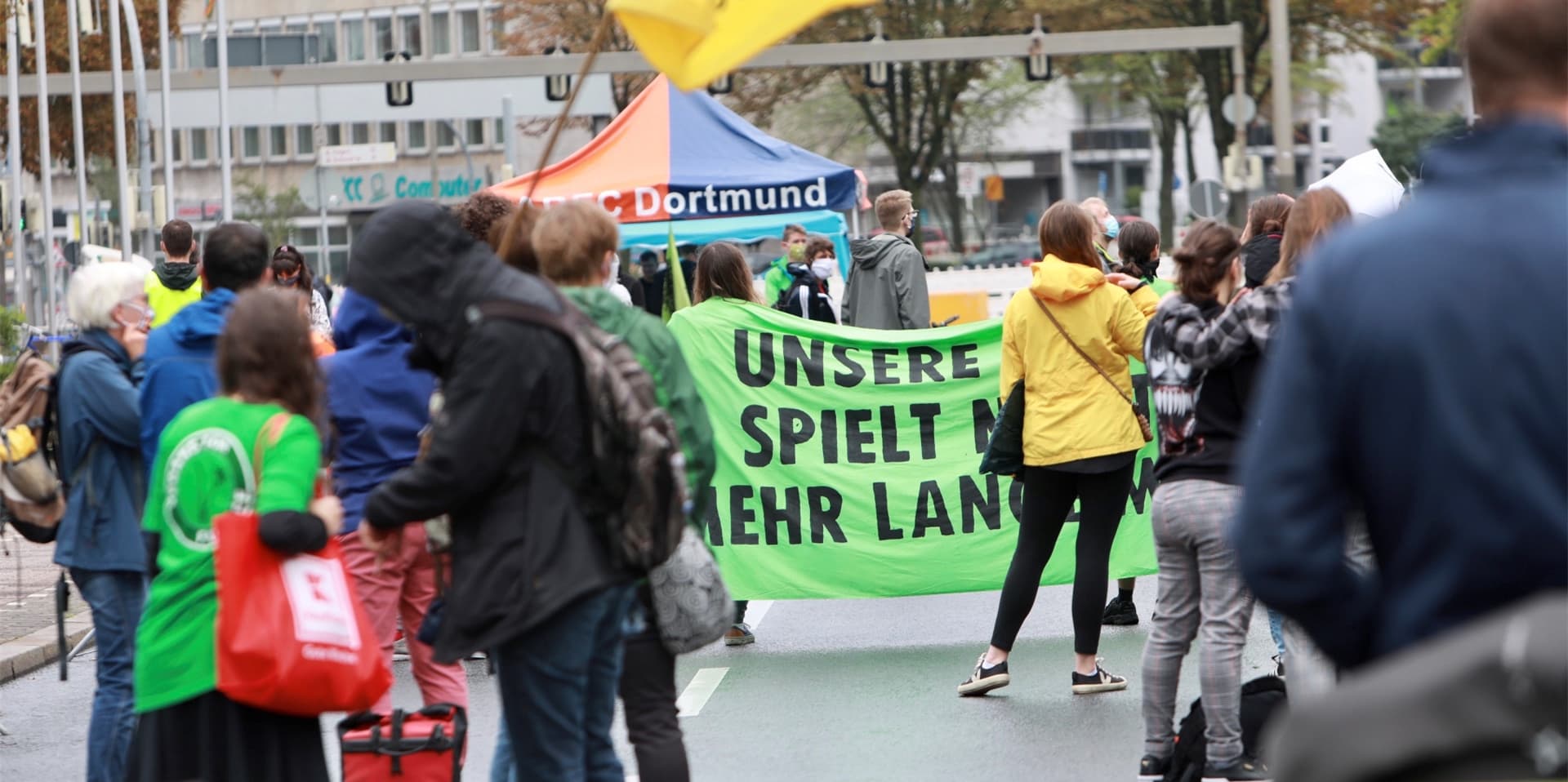 Knapp 250 Menschen demonstrieren auf dem Südwall. Mittlerweile leert sich die Demo aber auch wieder.