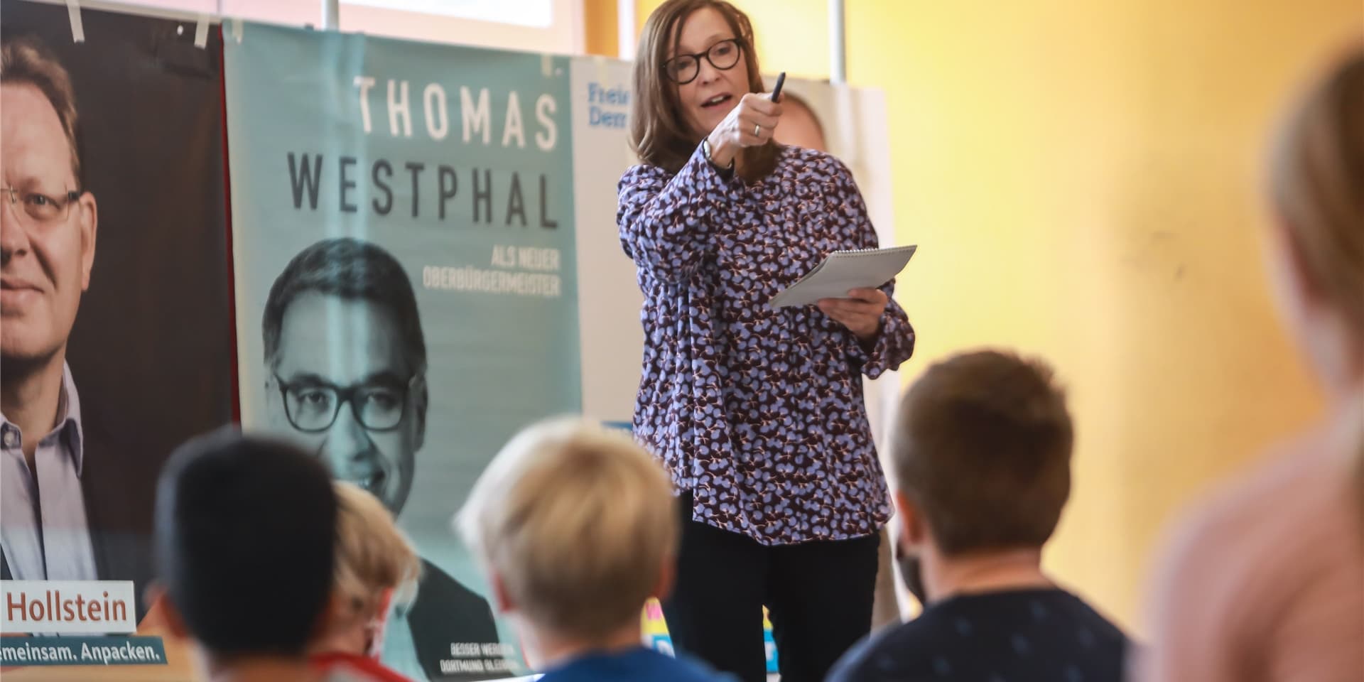 Wer wird’s? Viertklässler der Lünener Leo-Grundschule haben mit einem nachgeahmten wissenschaftlichen Experiment unter Anleitung von Redakteurin Gaby Kolle Orakel für die Dortmunder Oberbürgermeisterwahl gespielt.
