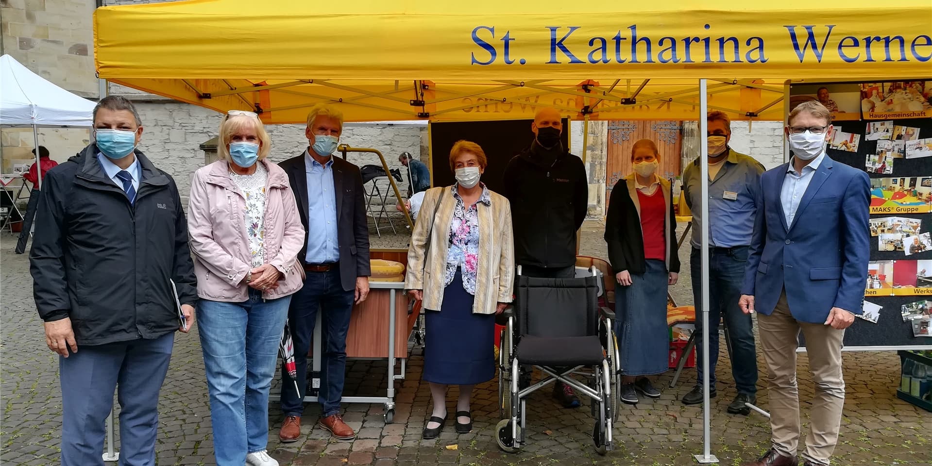 Mehrere Vertreter vom Arbeitsamt und dem Jobcenter sowie der Politik waren bei der Jobmesse vor der St. Christophorus Kirche.