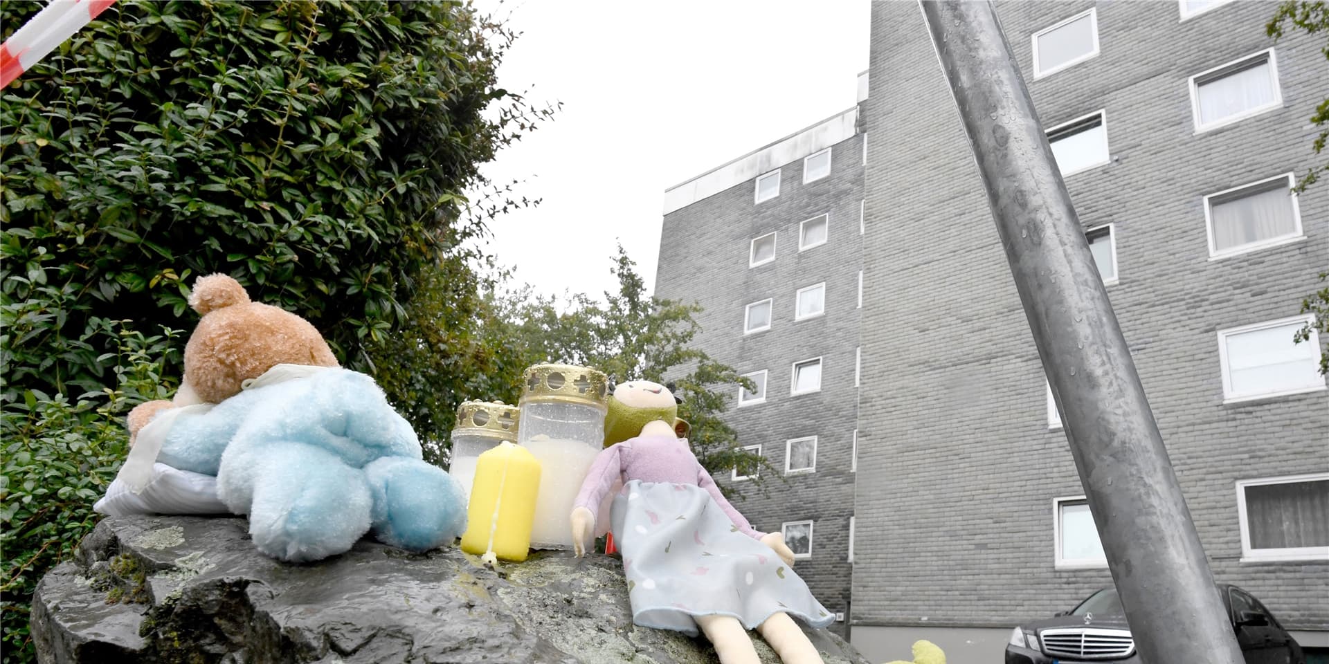 In Solingen wurden zum Gedenken an die toten Kinder Blumen und Kerzen abgelegt.