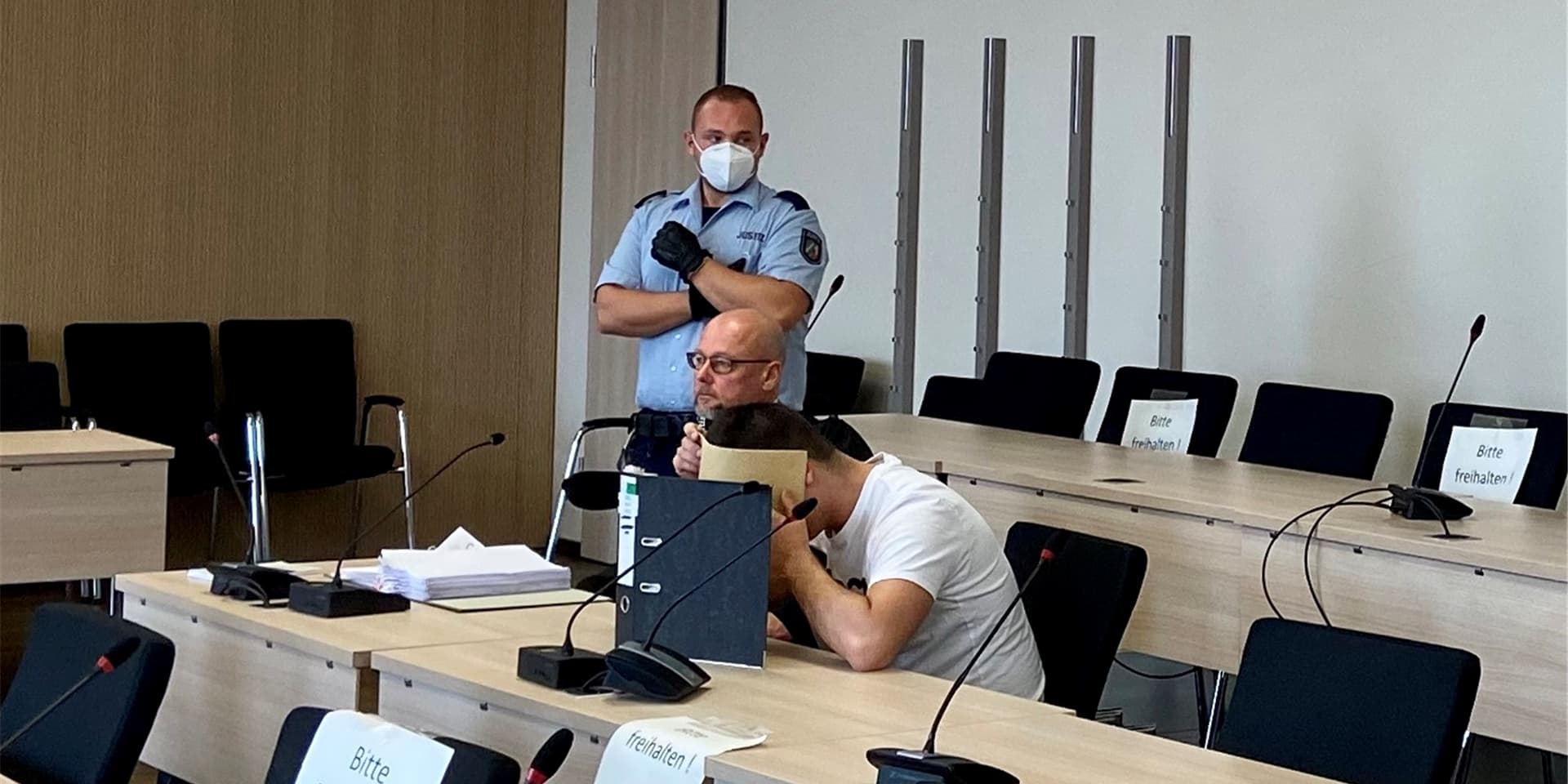 Der Angeklagte mit seinem Anwalt bei der Gerichtsverhandlung in Essen.
