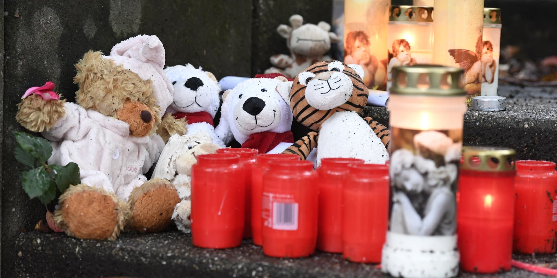 Teddybären und Kerzen haben Mitmenschen vor dem Haus niedergelegt, wo die Polizei fünf Kinder tot gefunden hat.