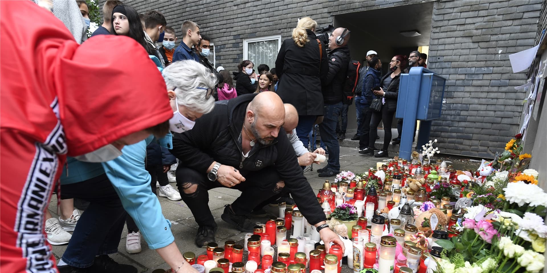Solingen trauert um fünf gewaltsam zu Tode gekommene Kinder. Viele Menschen gedachten mit Blumen und Kerzen.