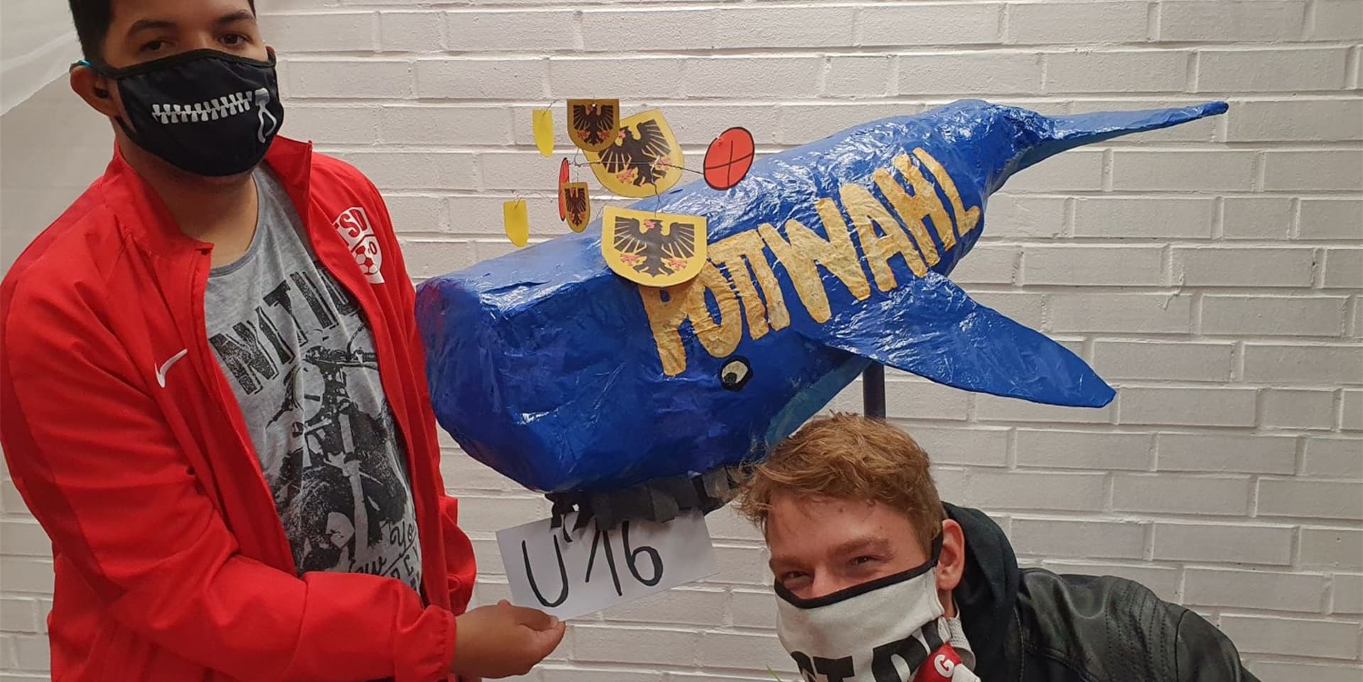 Mit einer gebastelten Wahlurne haben die jungen Wähler der Zukunft bei der U16-Wahl abgestimmt.