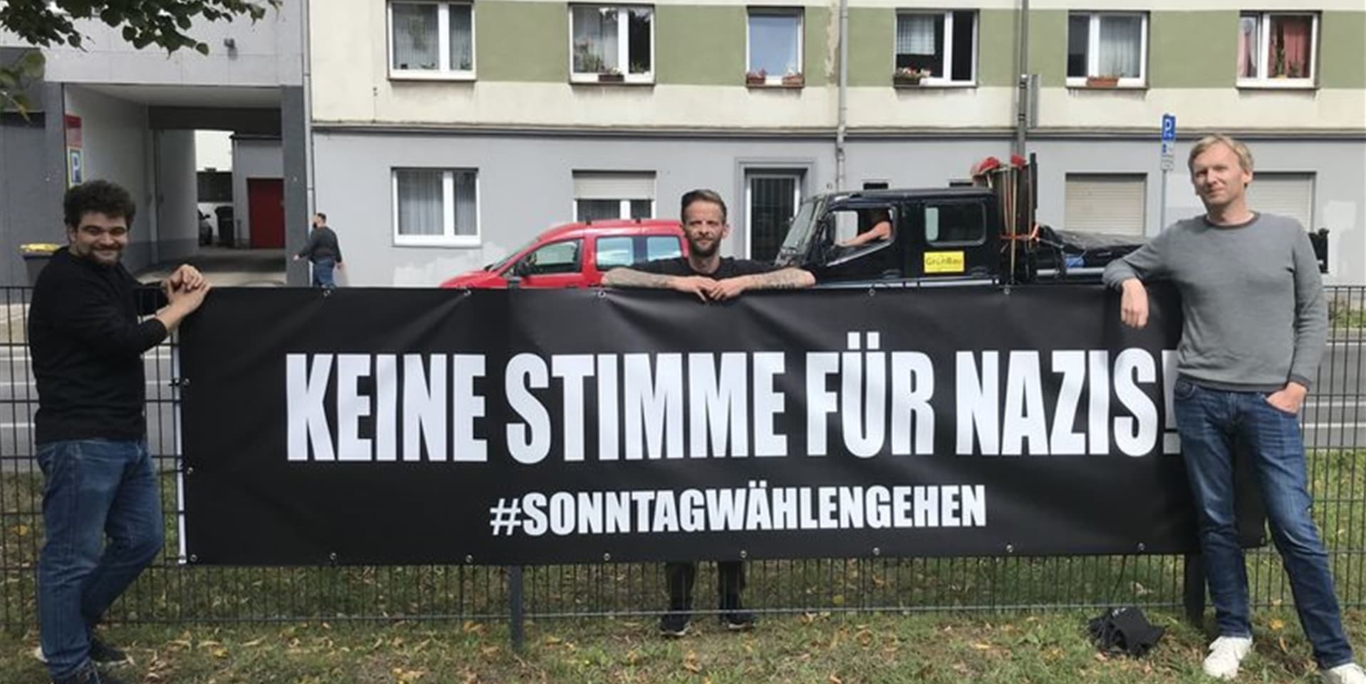 Bruno Hirschmann, Yves Gredecki und Philip Bückle (v. l.) hängten im Dortmunder Stadtgebiet 15 Banner mit dem Slogan „Keine Stimme für Nazis!“ auf.