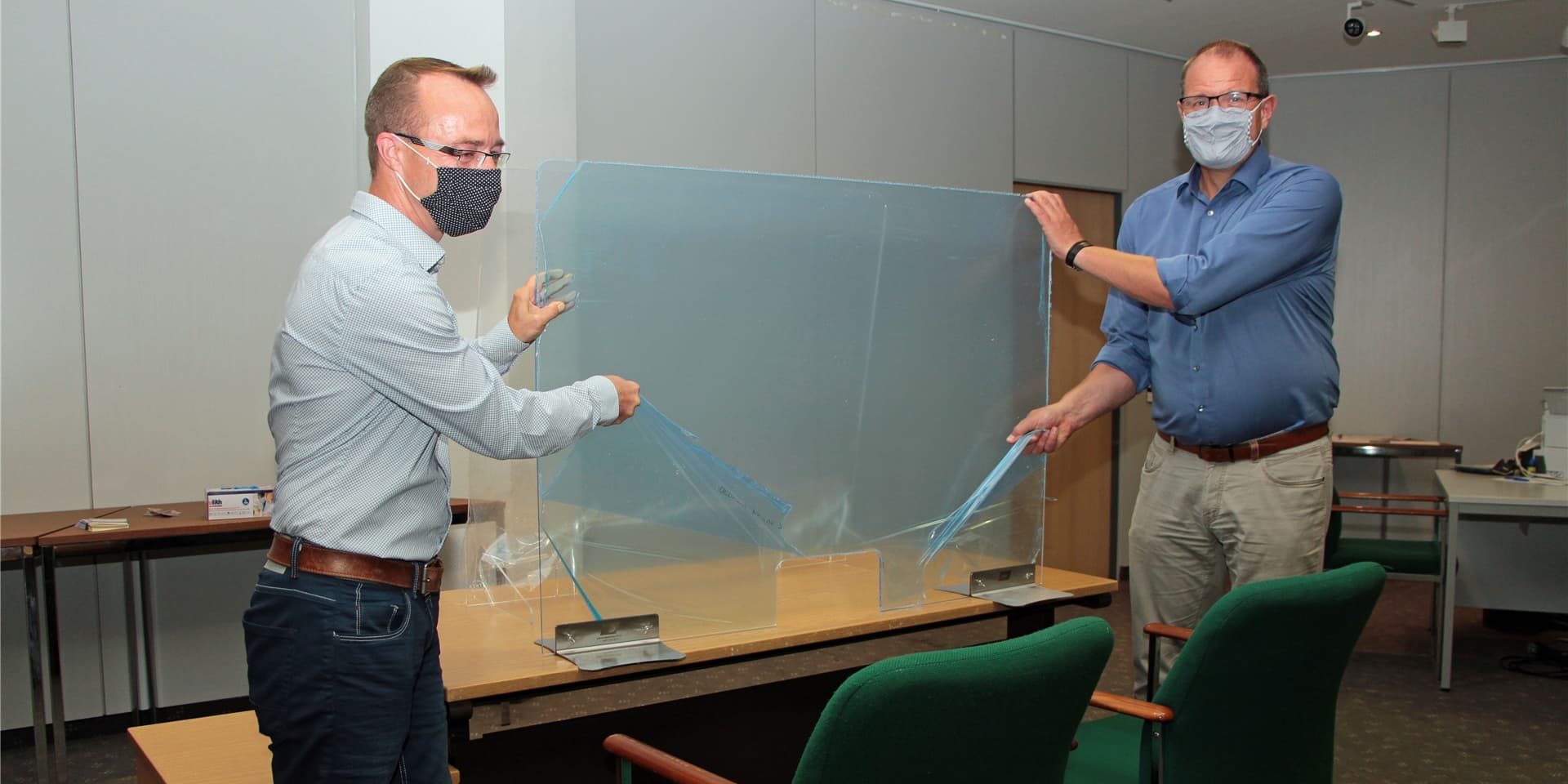Sven Henning (l.) und Frank Gründken vom Wahlamt demonstrieren die Hyginemaßnahmen für die Wahllokale, hier das Briefwahlbüro im Stadthaus.