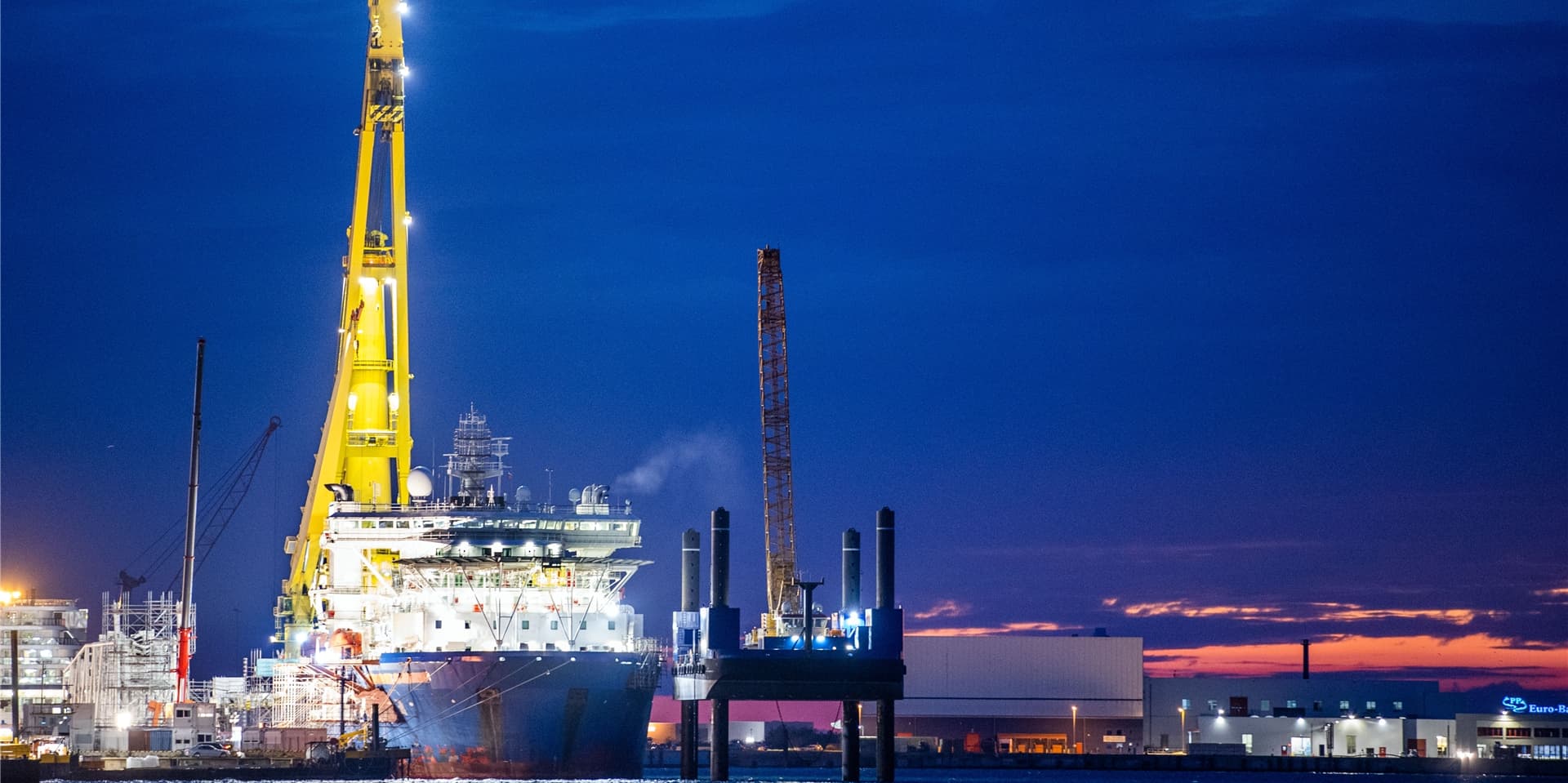 Das russische Verlegeschiff «Akademik Tscherski» liegt im Hafen Mukran auf der Insel Rügen. Das Spezialschiff wird im Hafen für seinen Einsatz zum Weiterbau der Ostseepipeline Nord Stream 2 vorbereitet.