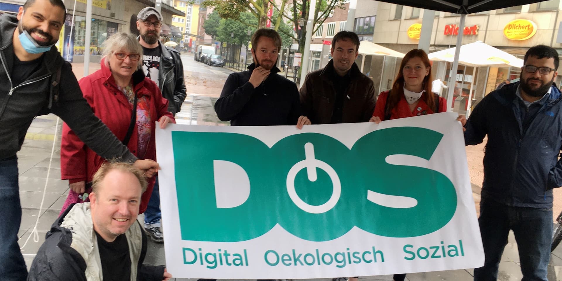Die Vertreter der DOS-Partei um Spitzenkandidatin Nadja Reigel (2.v.r.) werben trotz gescheiterter Ratskandidaturen weiter um Wählerstimmen.