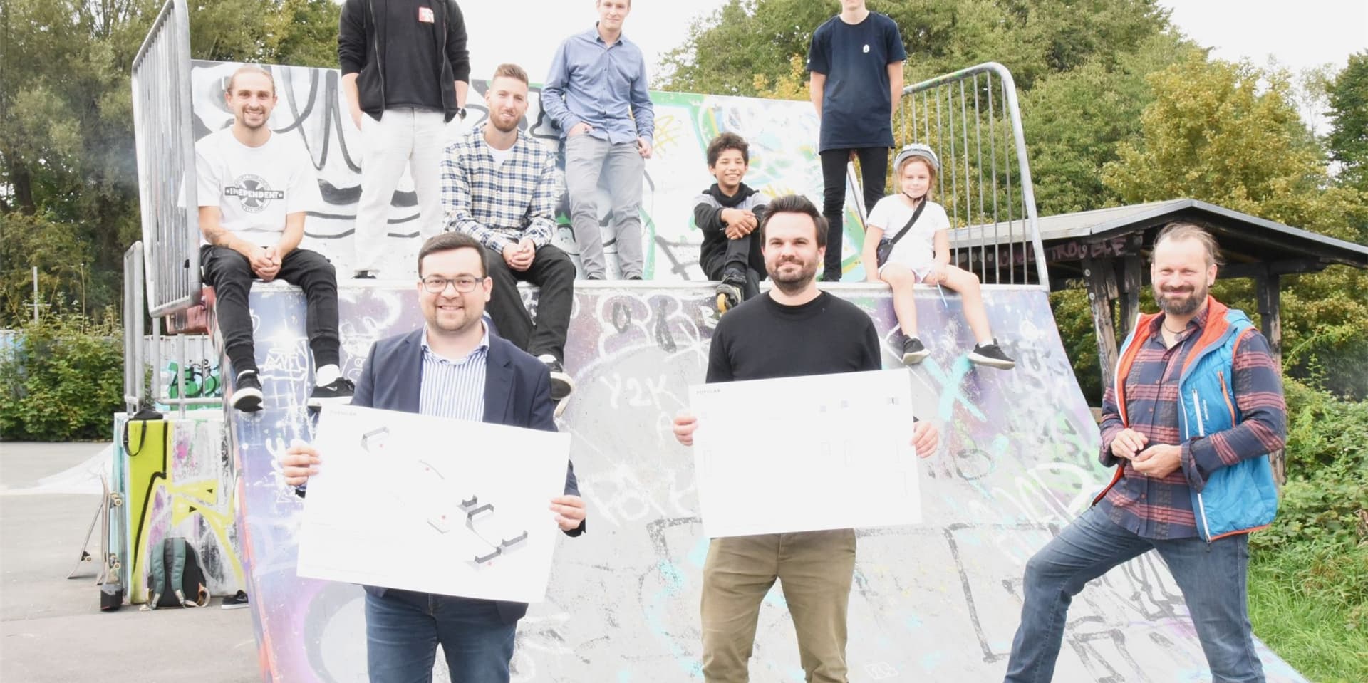 Bürgermeister Dimitrios Axourgos und der zuständige Verwaltungsmitarbeiter Christian Heppner stellten die Pläne für die Skateanlage vor.