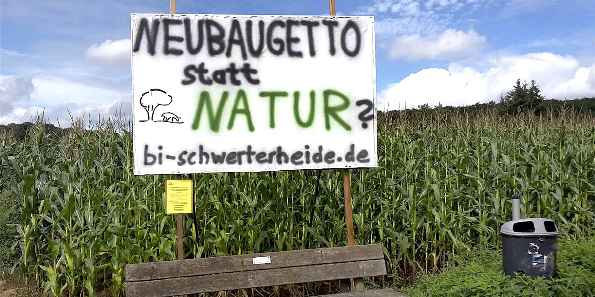 Ein Protestplakat hat die Bürgerinitiative Schwerterheide an der Ecke Waldstraße/Kornweg aufgestellt, wo das Maisfeld einem Baugebiet weichen soll.