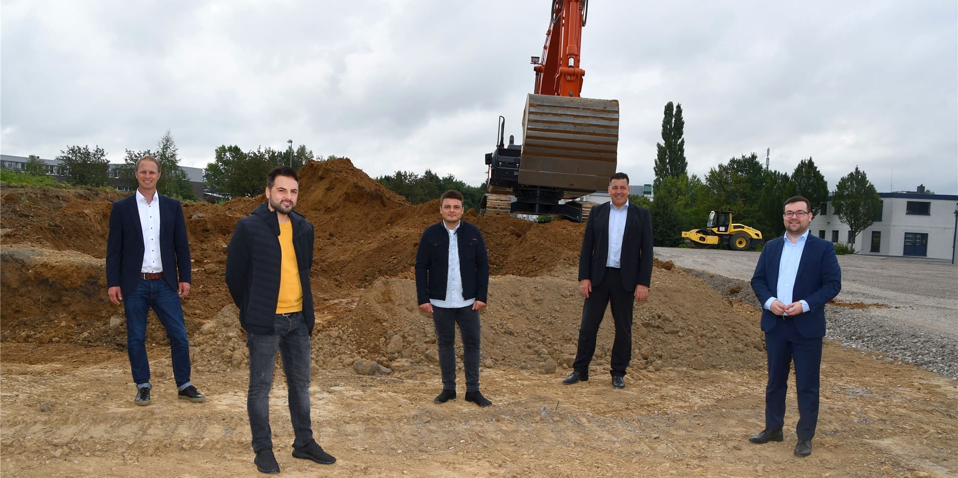 Jens Ewald (v.l., TWS), Senol und Birol Yapar (PräziMolds), Christoph Gutzeit (TWS) und Bürgermeister Dimitrios Axourgos besichtigen das Grundstück.
