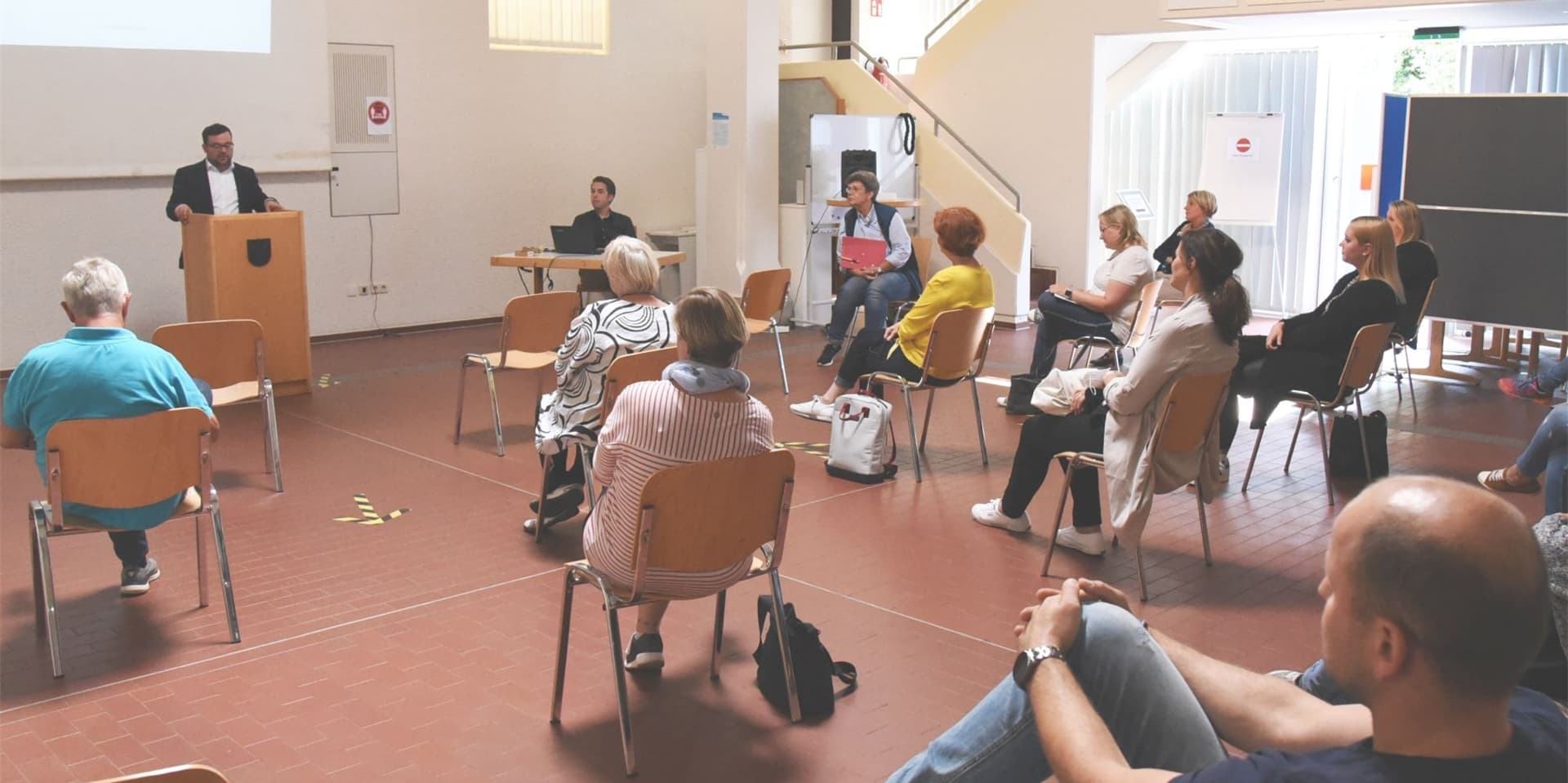 Bürgermeister Dimitrios Axourgos begrüßte interessierte Eltern im Bürgersaal.