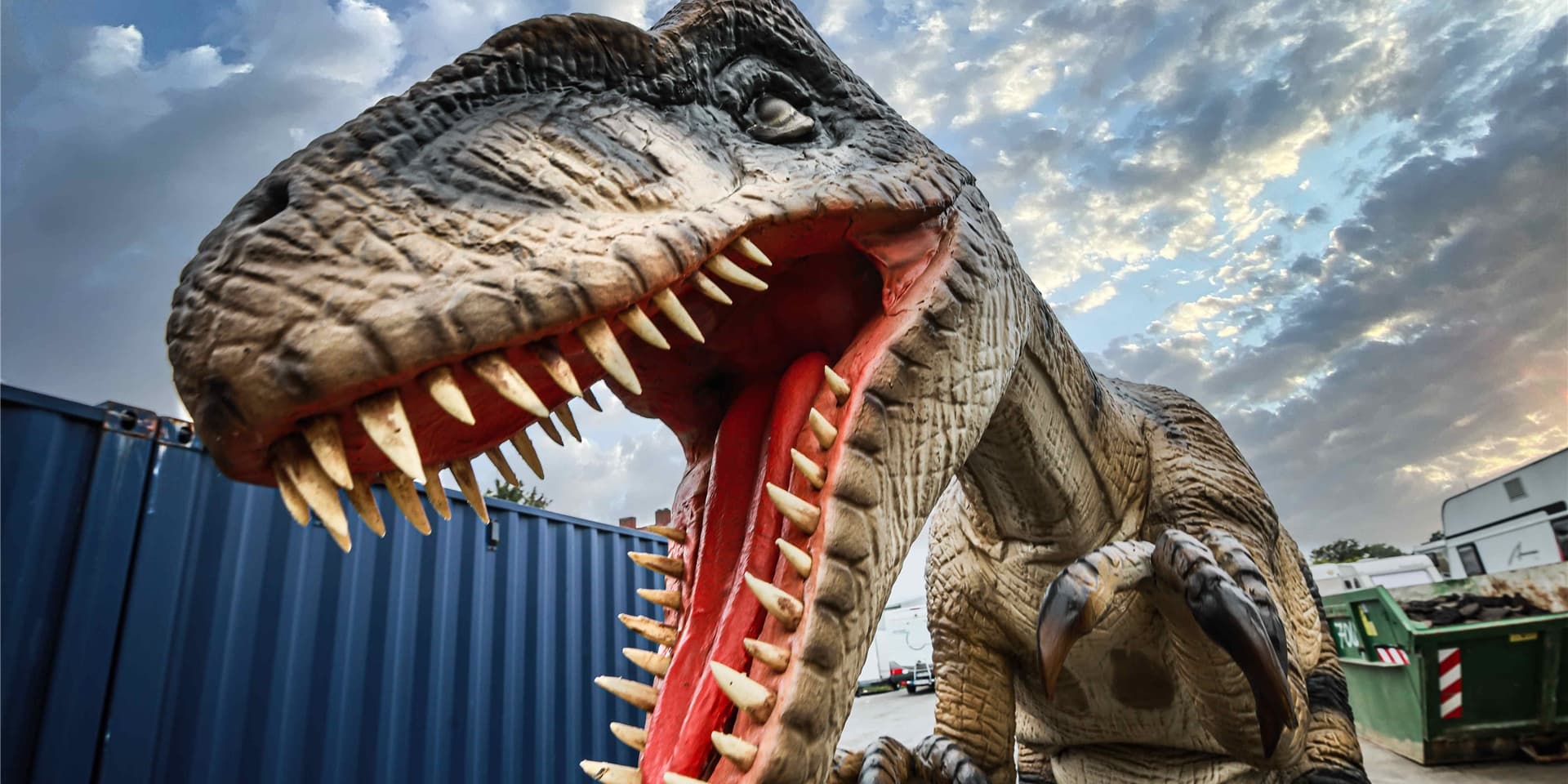 Fast wie eine Reise in die Urzeit: Die Dino-Kostüme von Ole Möller wirken beängstigend echt.