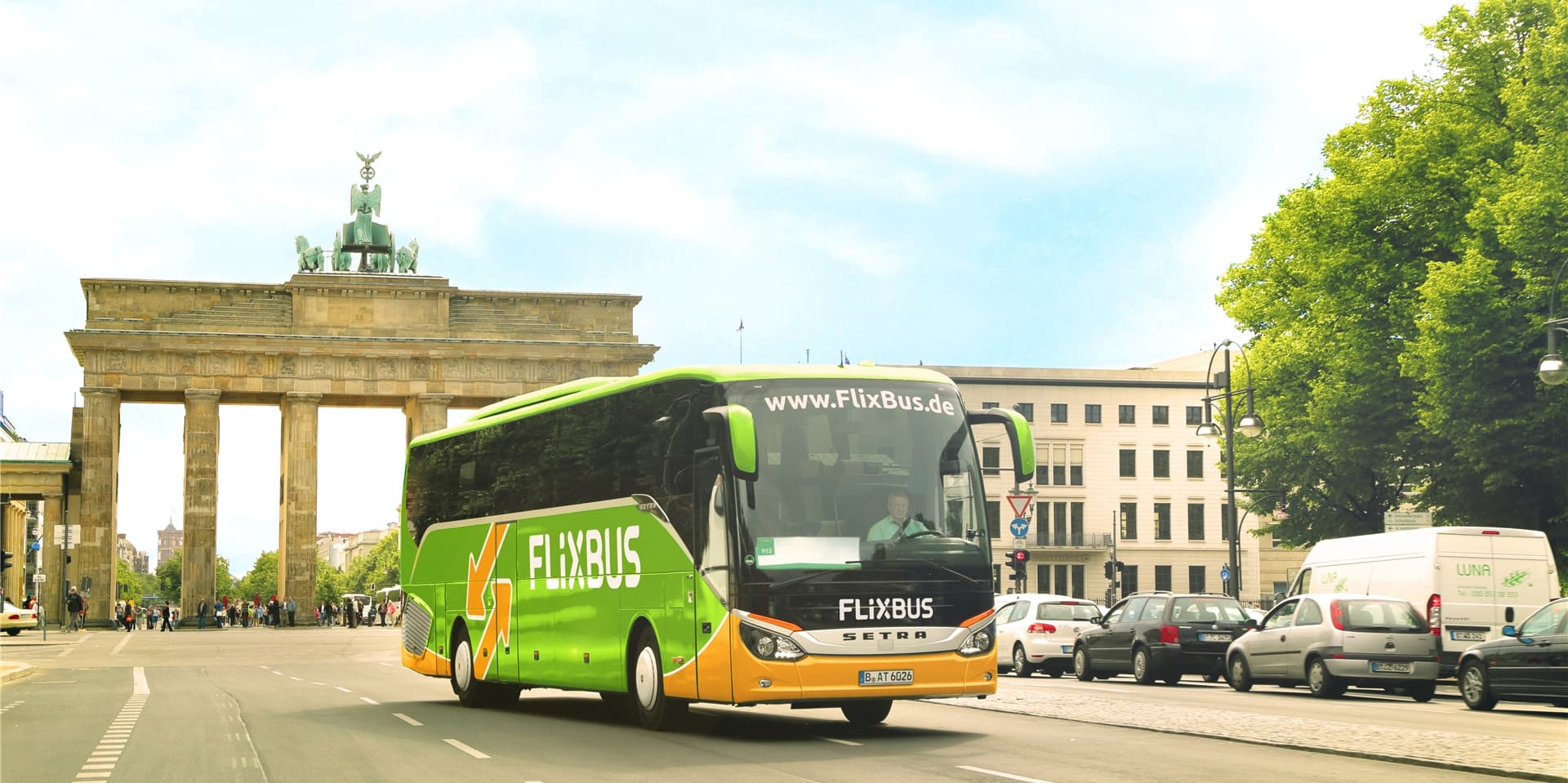 Grüner Flixbus fährt auf der Straße vor dem Brandenburger Tor