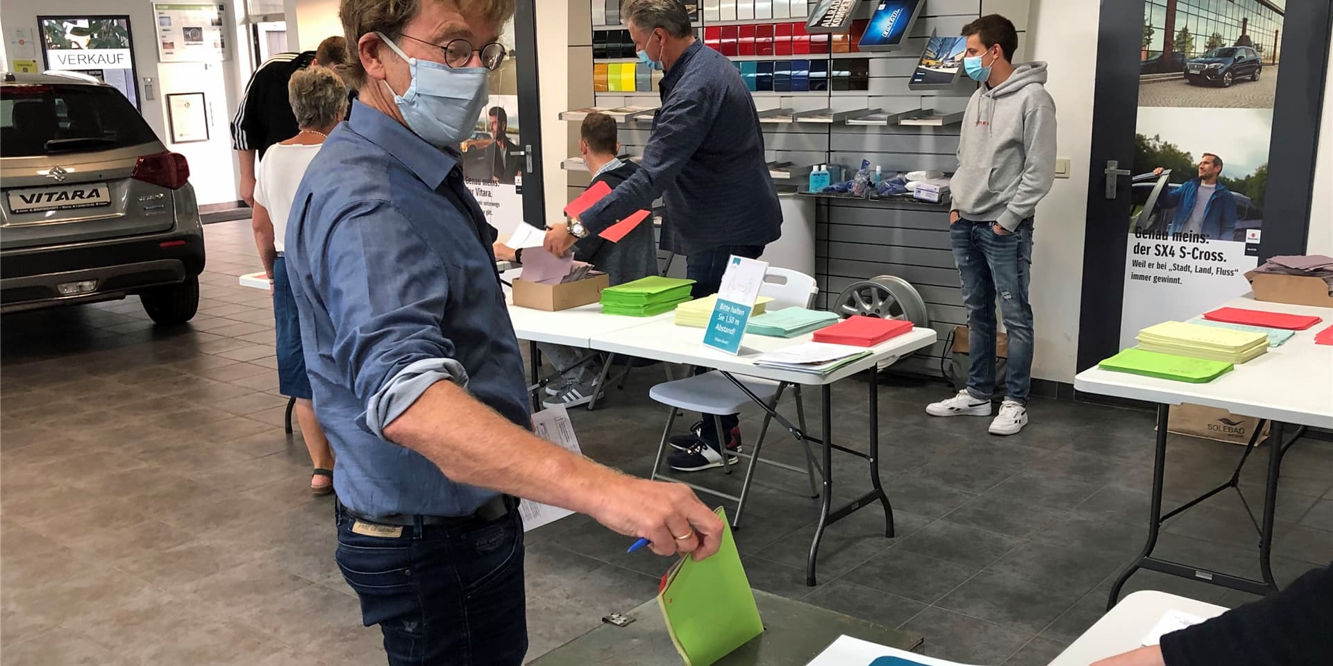 Joachim Kalfhaus (60) war der erste Wähler um 8.04 Uhr im Wahllokal 50 Autohaus Bispinghoff. Er musste schnell wieder weg.
