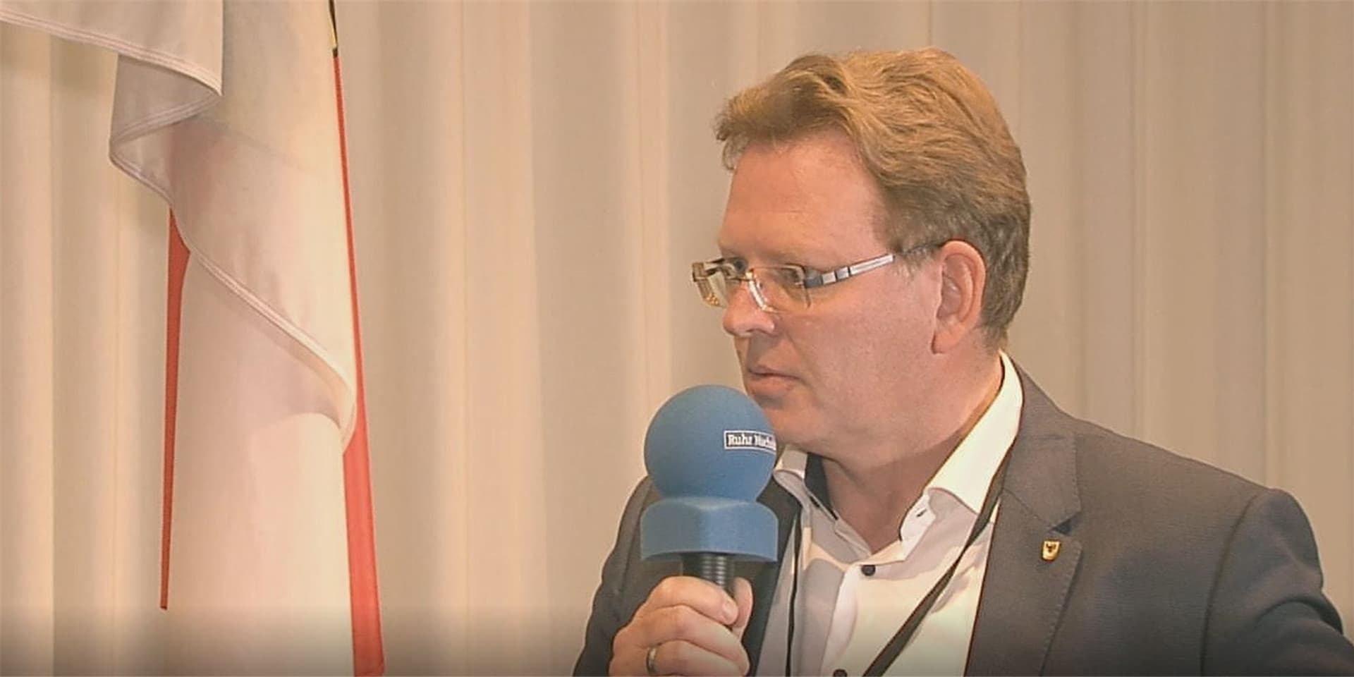 Andreas Hollstein spricht im Rathaus am Abend der Kommunalwahl mit einer RN-Reporterin.