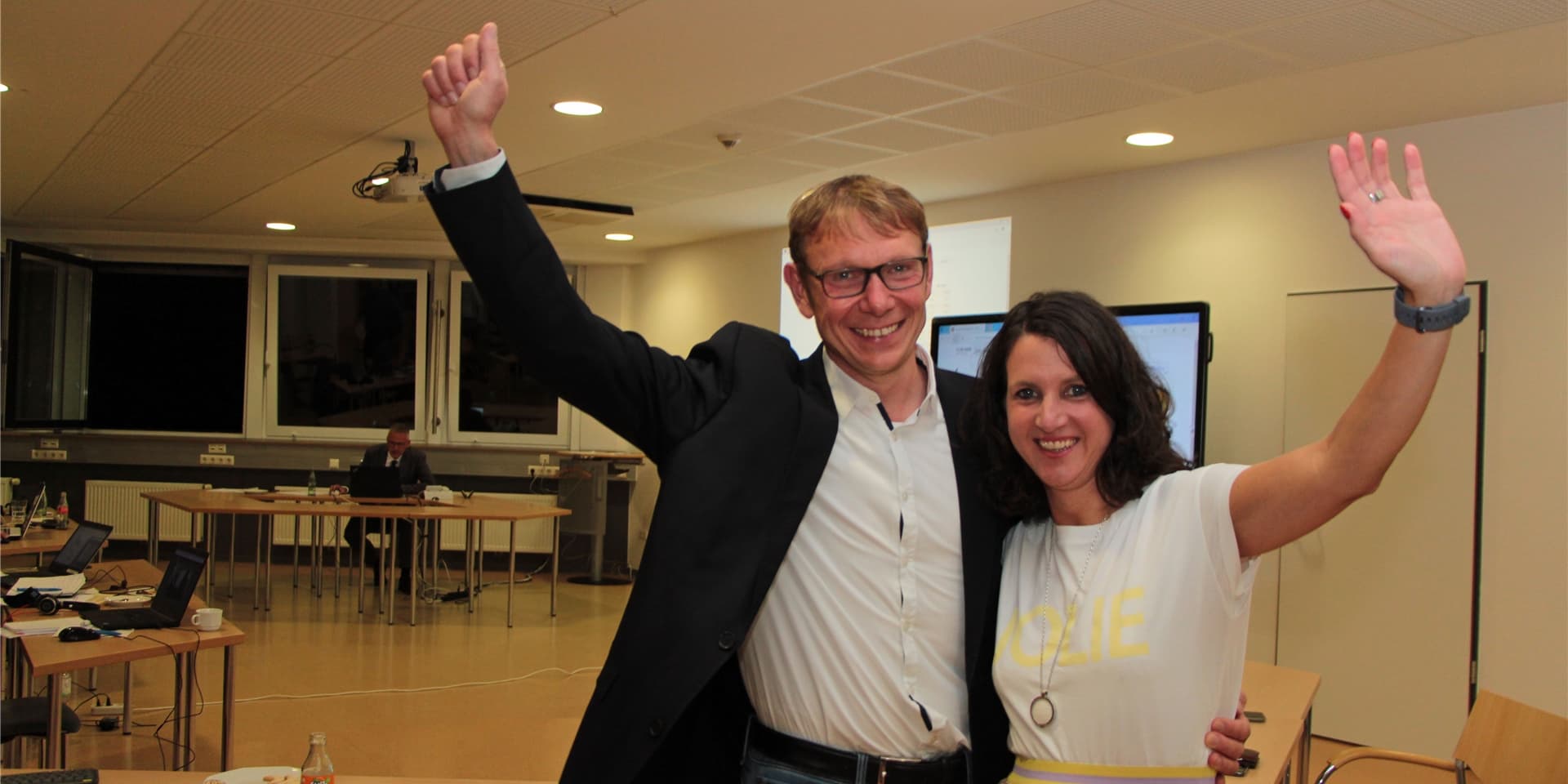 Freude pur bei Lothar Christ und seiner Frau Bianca. Er holt im ersten Wahlgang die absolute Mehrheit, bleibt Wernes Bürgermeister und muss nicht in die Stichwahl.
